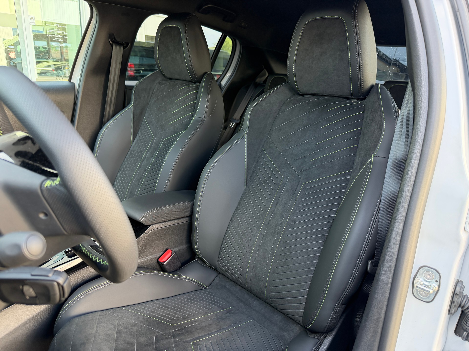 PEUGEOT 208 1.2 MHEV 145 GT-image-9