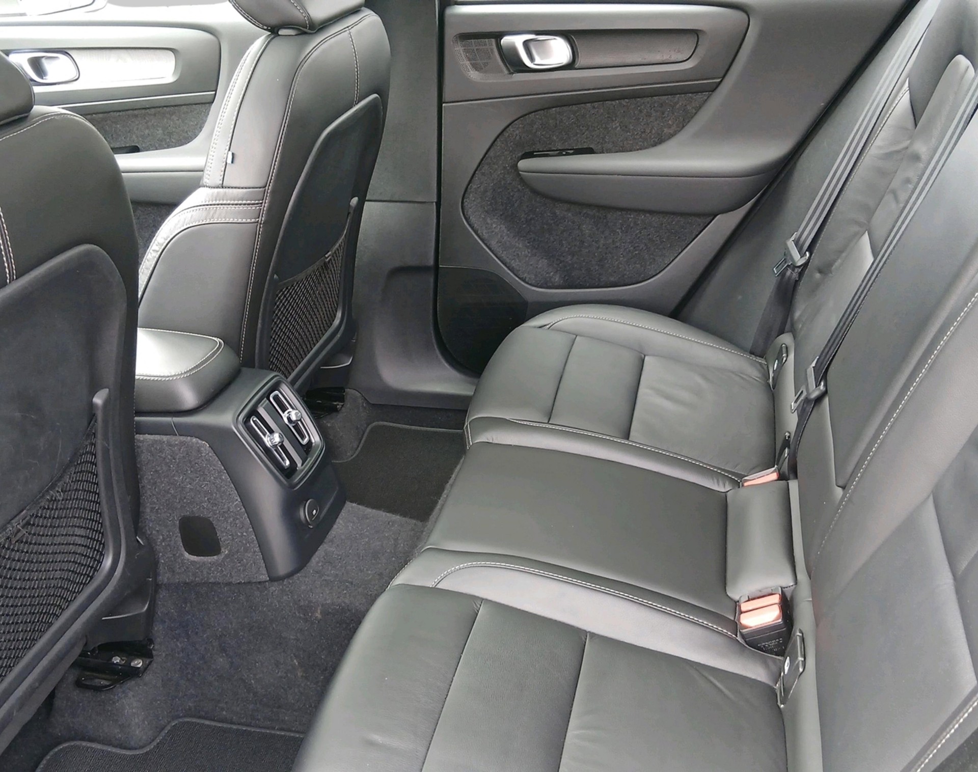 VOLVO XC40 1.5 T4 PiH Inscription-showroom-element-3