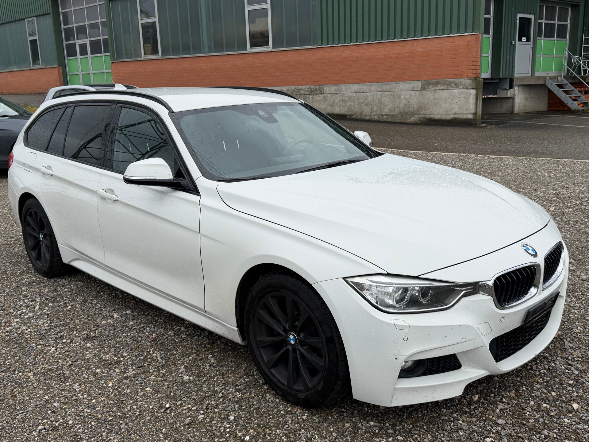 BMW 330d xDrive Touring Luxury Line Steptronic-image-1