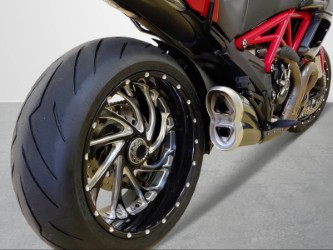 DUCATI Diavel 1200 Carbon-image-1