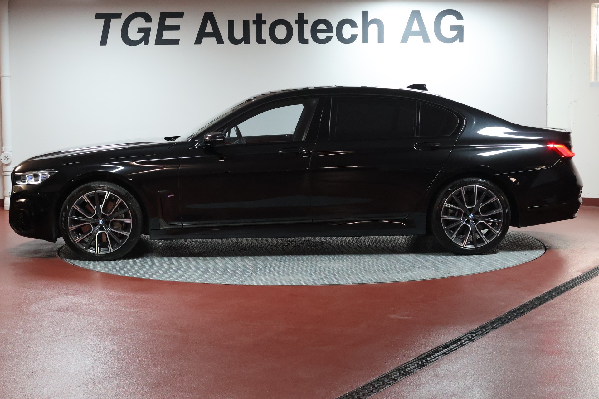 BMW 750Ld xDrive M Sport Steptronic-showroom-element-3