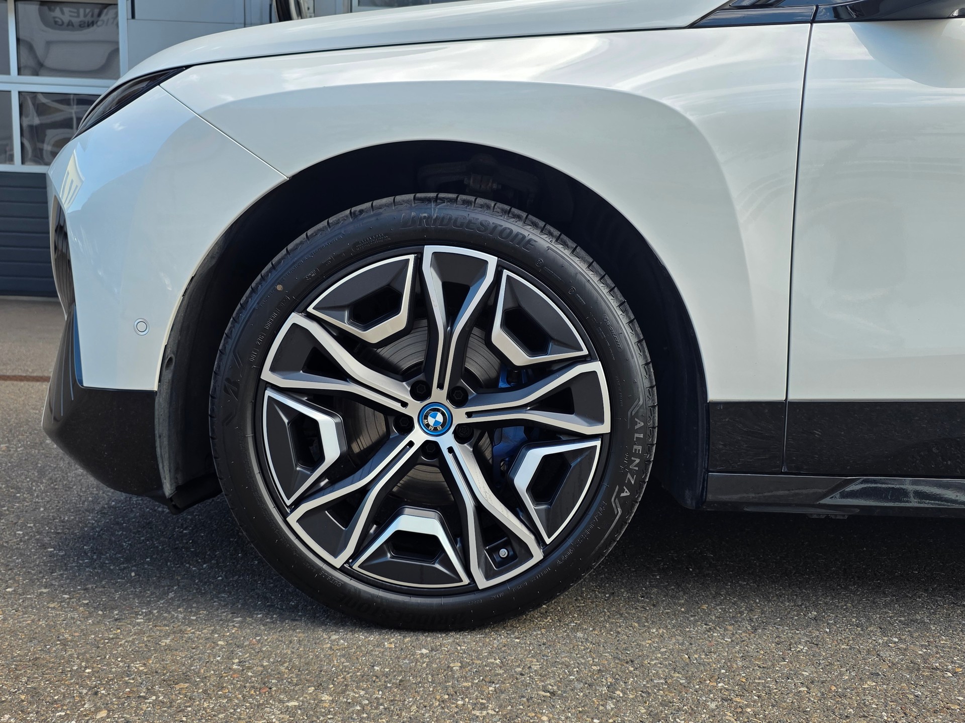 BMW iX xDrive40 ** VOLLAUSSTATTUNG - SoH Batterie 98.8% - MASSAGE SITZE - ASSISTENZ PLUS PAK. -KOMFORT PAK.- GARANTIE BIS 09.2030 **-image-4
