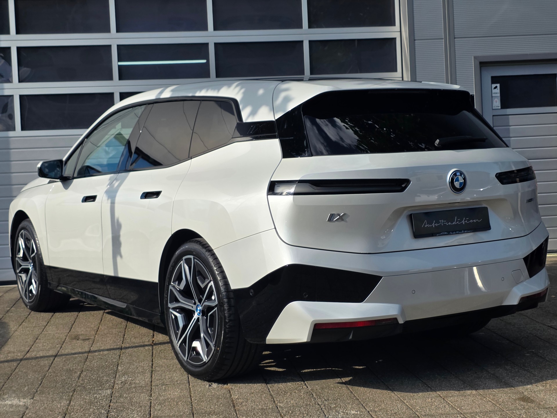 BMW iX xDrive40 ** VOLLAUSSTATTUNG - SoH Batterie 98.8% - MASSAGE SITZE - ASSISTENZ PLUS PAK. -KOMFORT PAK.- GARANTIE BIS 09.2030 **-showroom-element-1