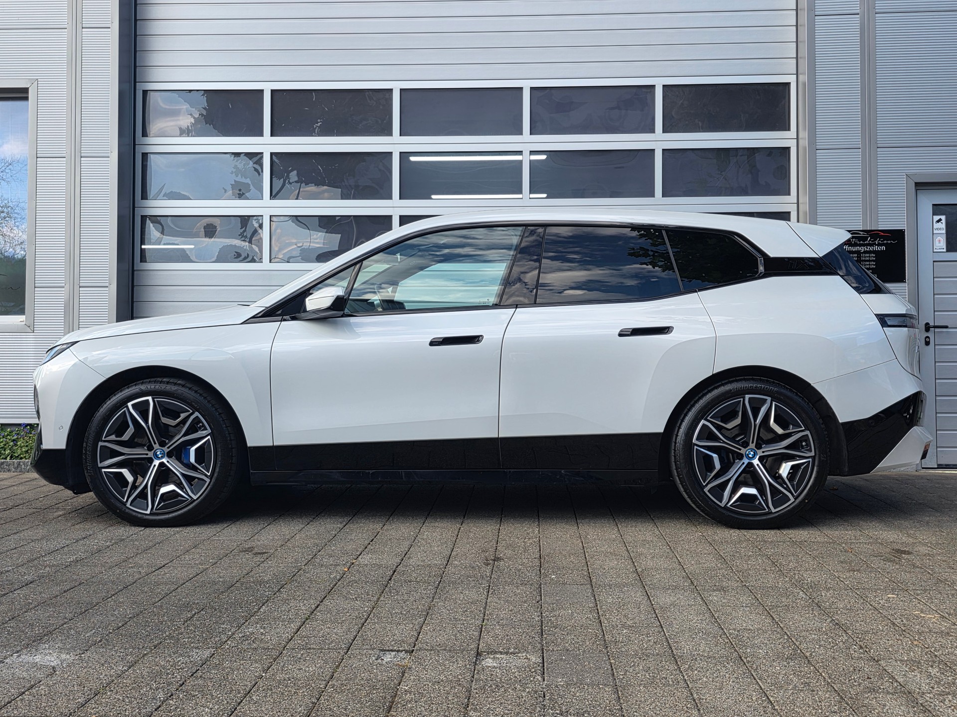 BMW iX xDrive40 ** VOLLAUSSTATTUNG - SoH Batterie 98.8% - MASSAGE SITZE - ASSISTENZ PLUS PAK. -KOMFORT PAK.- GARANTIE BIS 09.2030 **-showroom-element-3