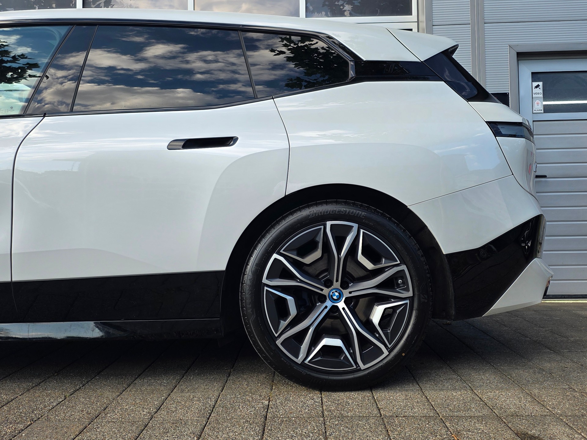 BMW iX xDrive40 ** VOLLAUSSTATTUNG - SoH Batterie 98.8% - MASSAGE SITZE - ASSISTENZ PLUS PAK. -KOMFORT PAK.- GARANTIE BIS 09.2030 **-image-5