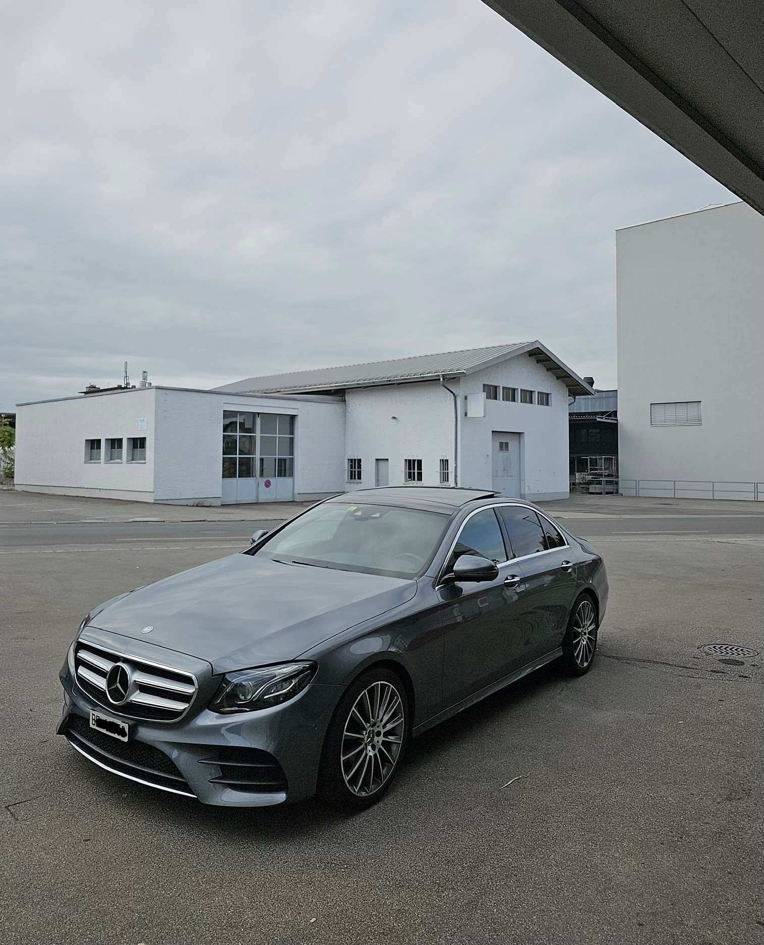 MERCEDES-BENZ E 220 d AMG Line-image-9