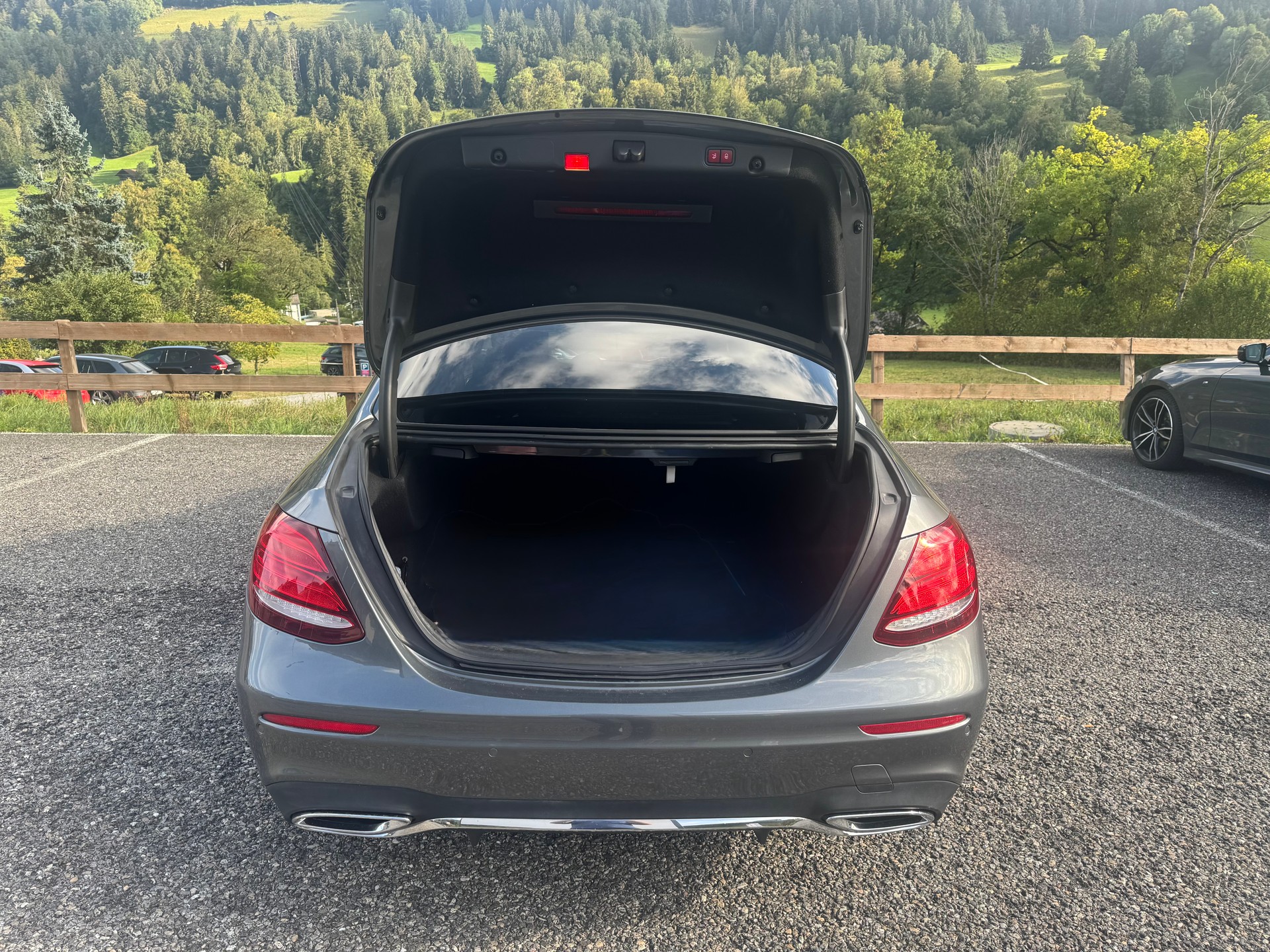 MERCEDES-BENZ E 220 d AMG Line-image-7