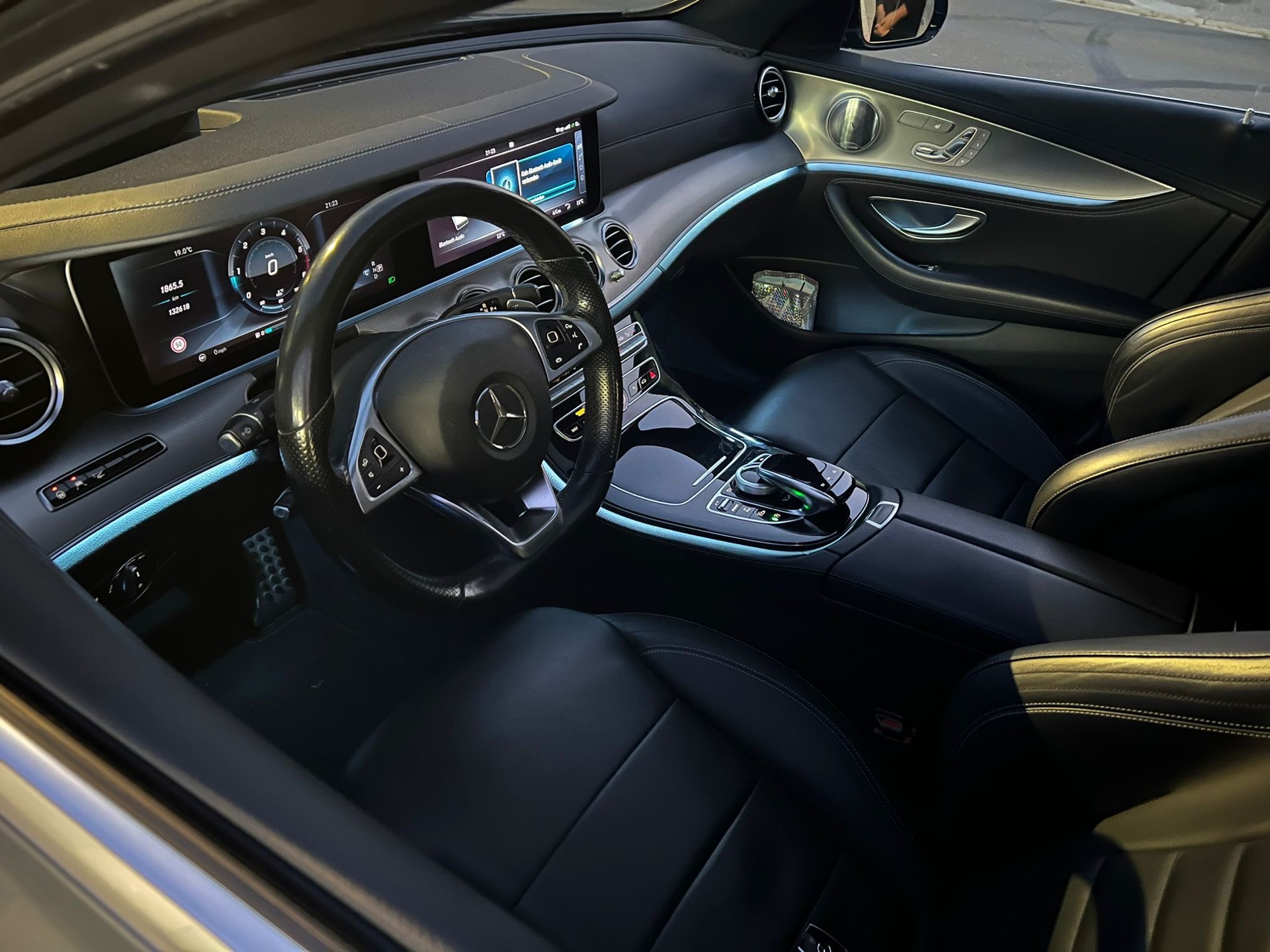 MERCEDES-BENZ E 220 d AMG Line-image-3