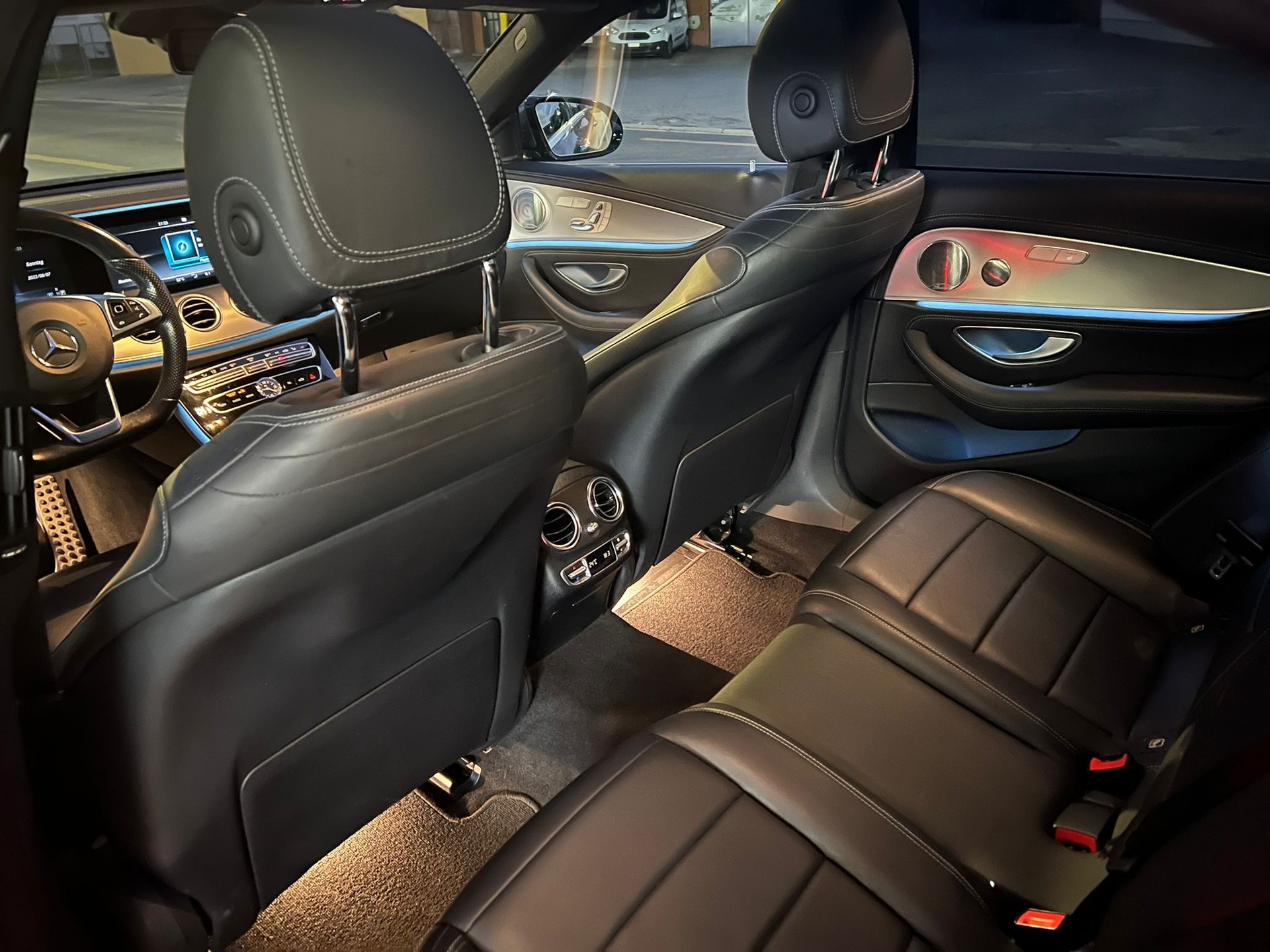 MERCEDES-BENZ E 220 d AMG Line-image-4