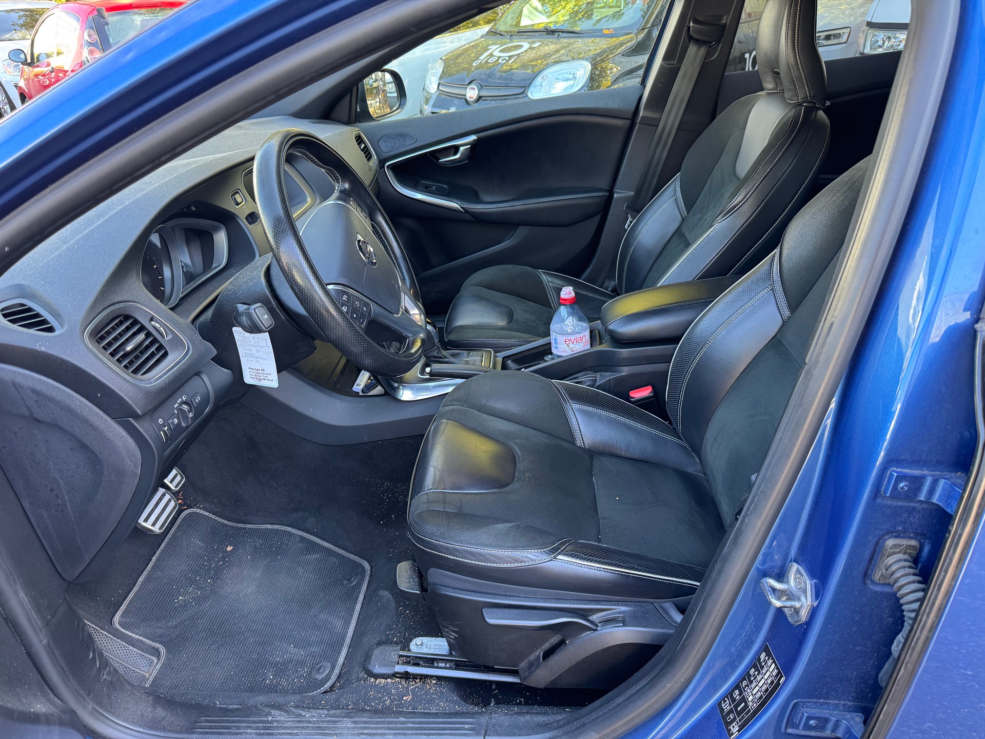 VOLVO V40 D2 Momentum R-Design Geartronic-image-14