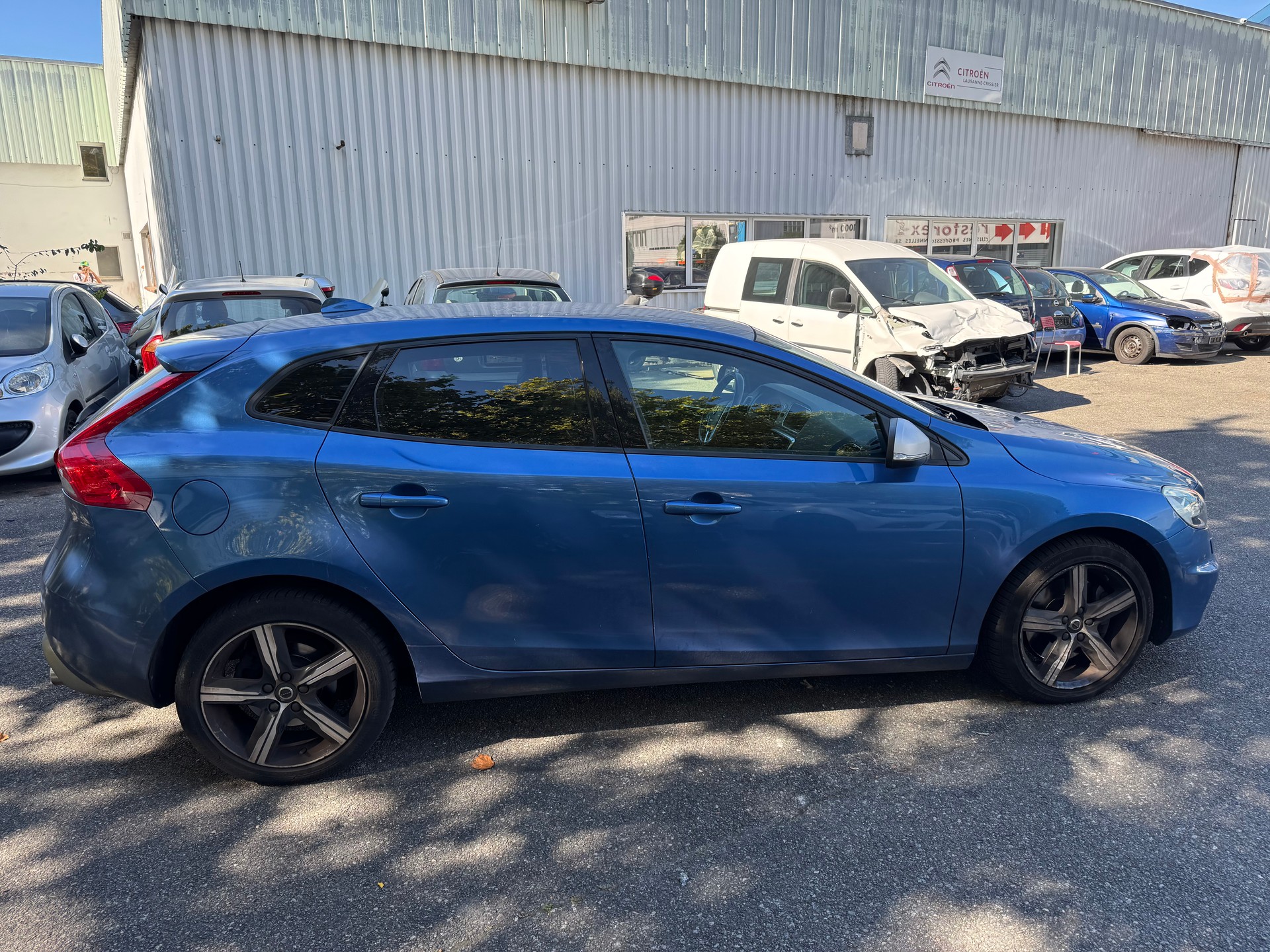 VOLVO V40 D2 Momentum R-Design Geartronic-image-11