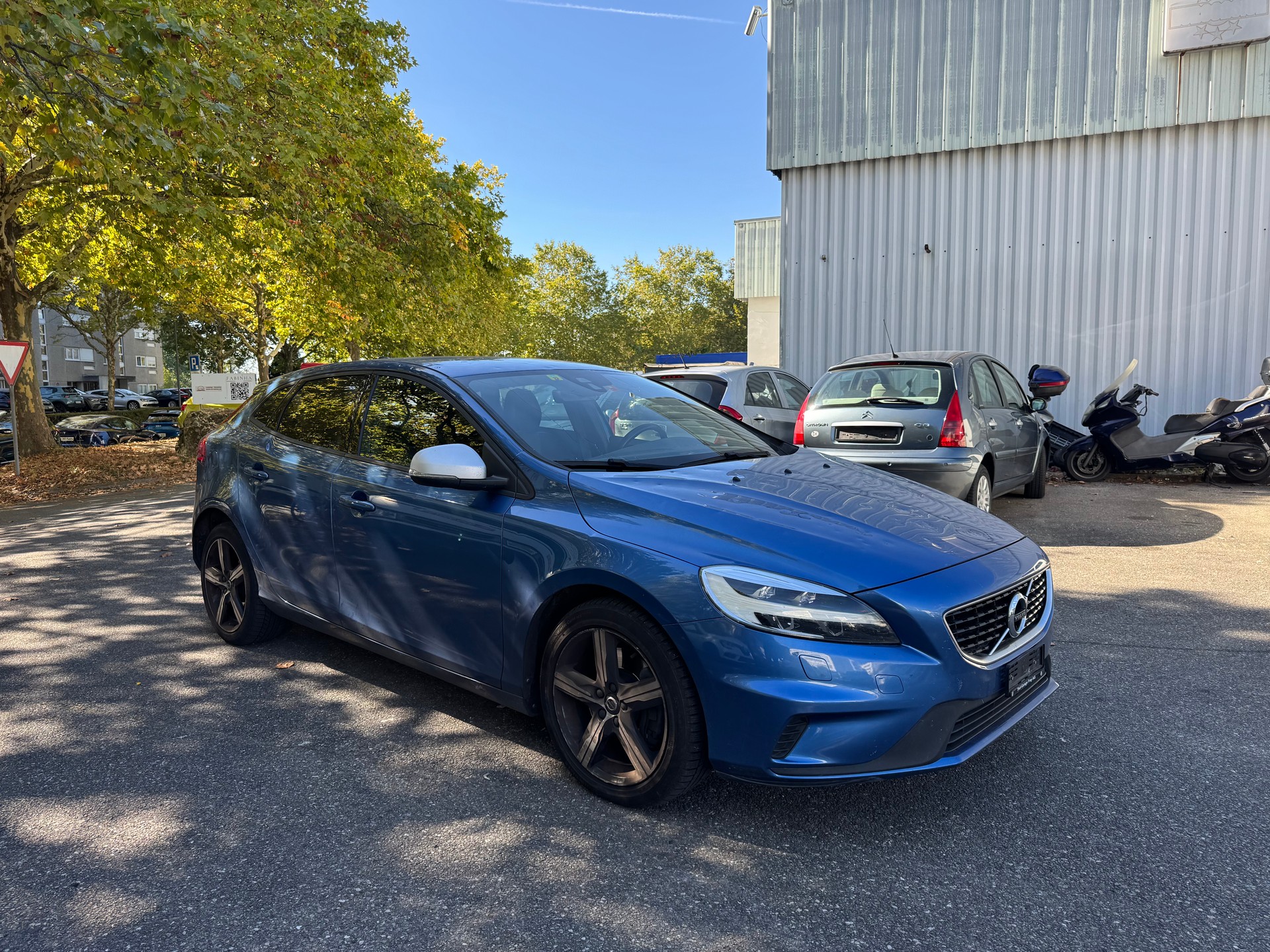 VOLVO V40 D2 Momentum R-Design Geartronic-image-5