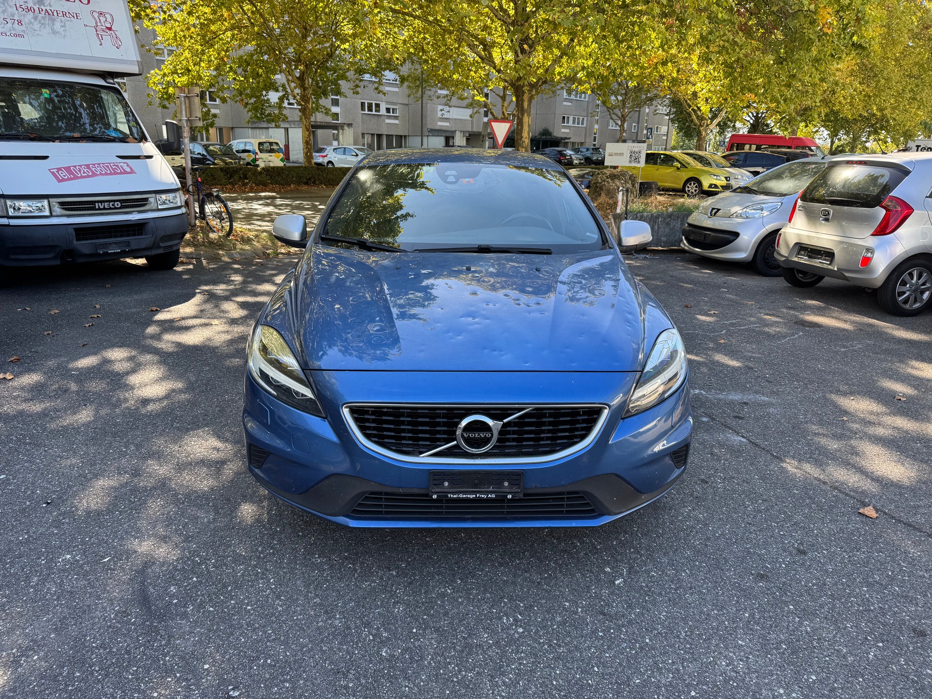 VOLVO V40 D2 Momentum R-Design Geartronic-showroom-element-2