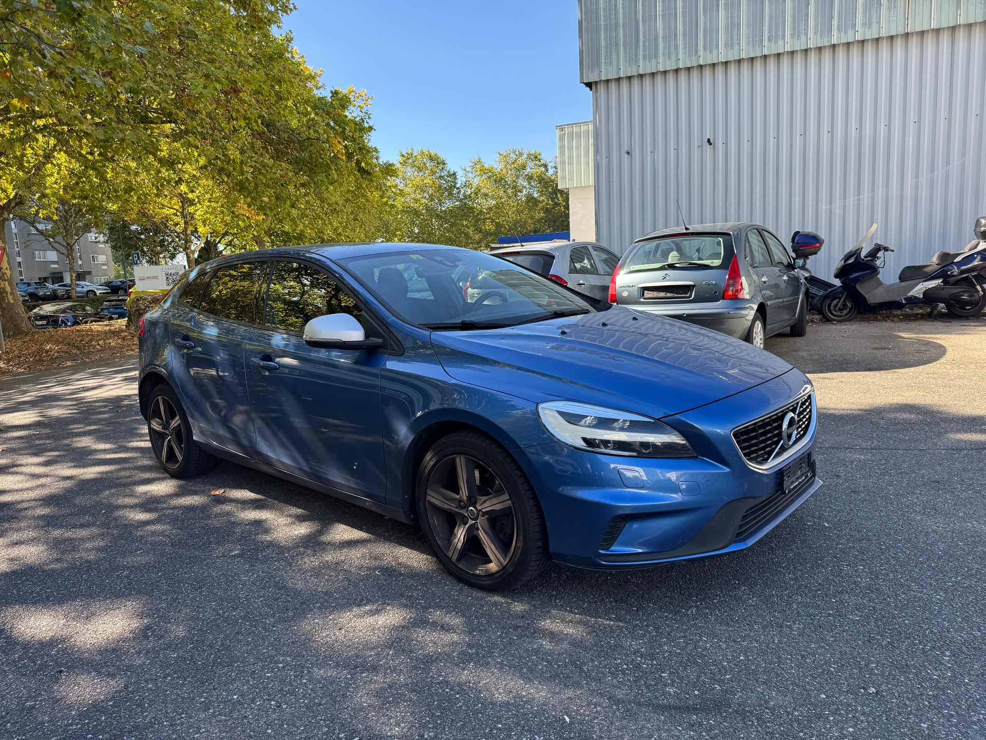VOLVO V40 D2 Momentum R-Design Geartronic-showroom-element-1