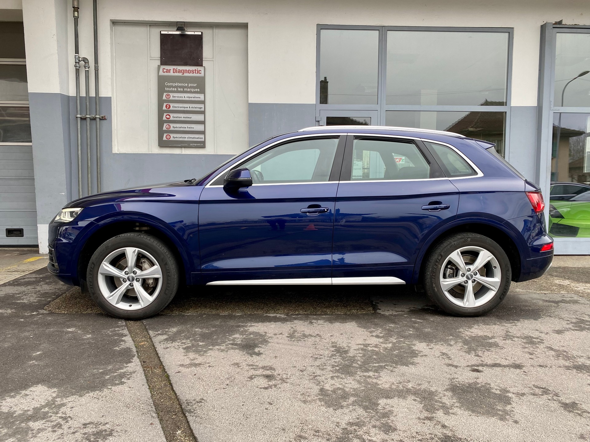 AUDI Q5 2.0 TFSI sport quattro S-tronic-showroom-element-3