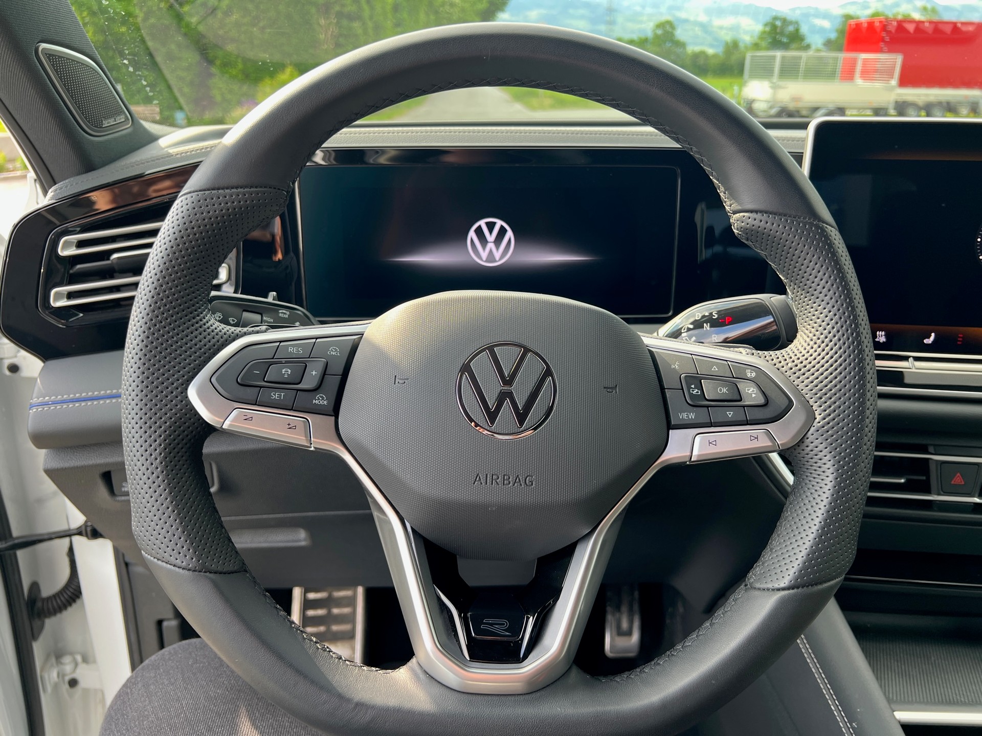 VW Tiguan 2.0 TDI SCR R-Line 4Motion DSG-image-6