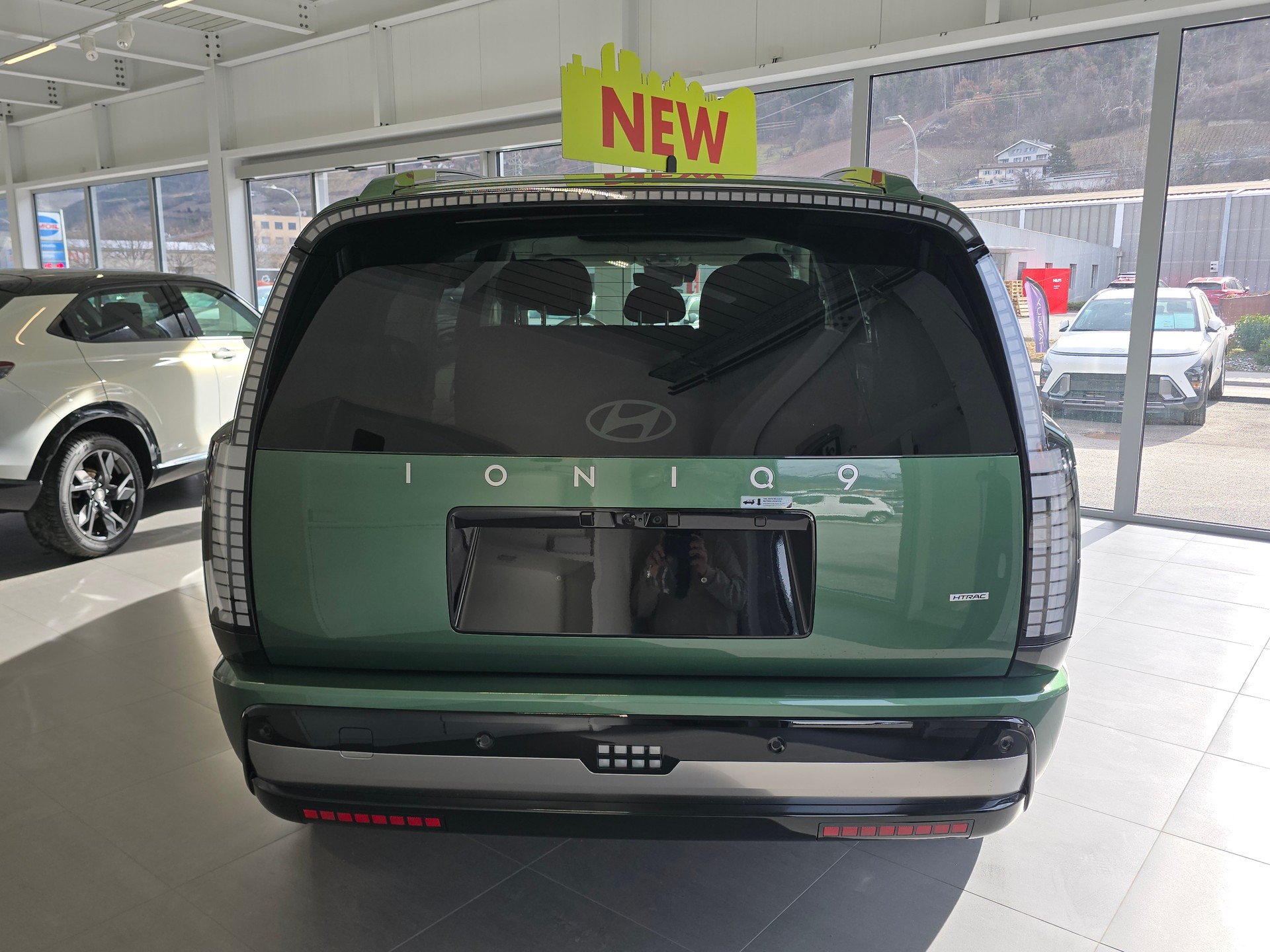 HYUNDAI Ioniq 9 110kWh Calli. 4WD-image-3