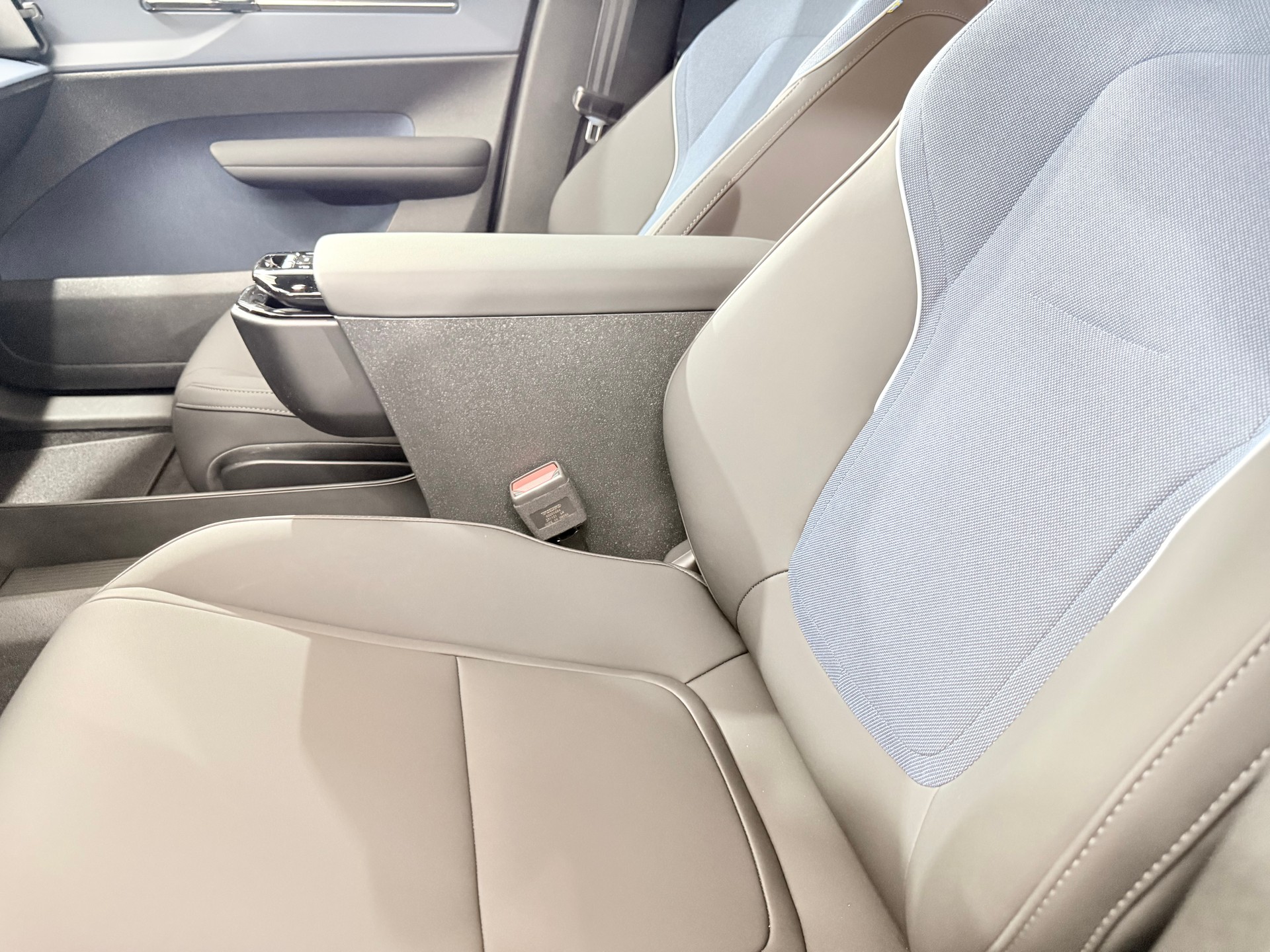 VOLVO EX 30 E60 Twin Plus Performance-image-11