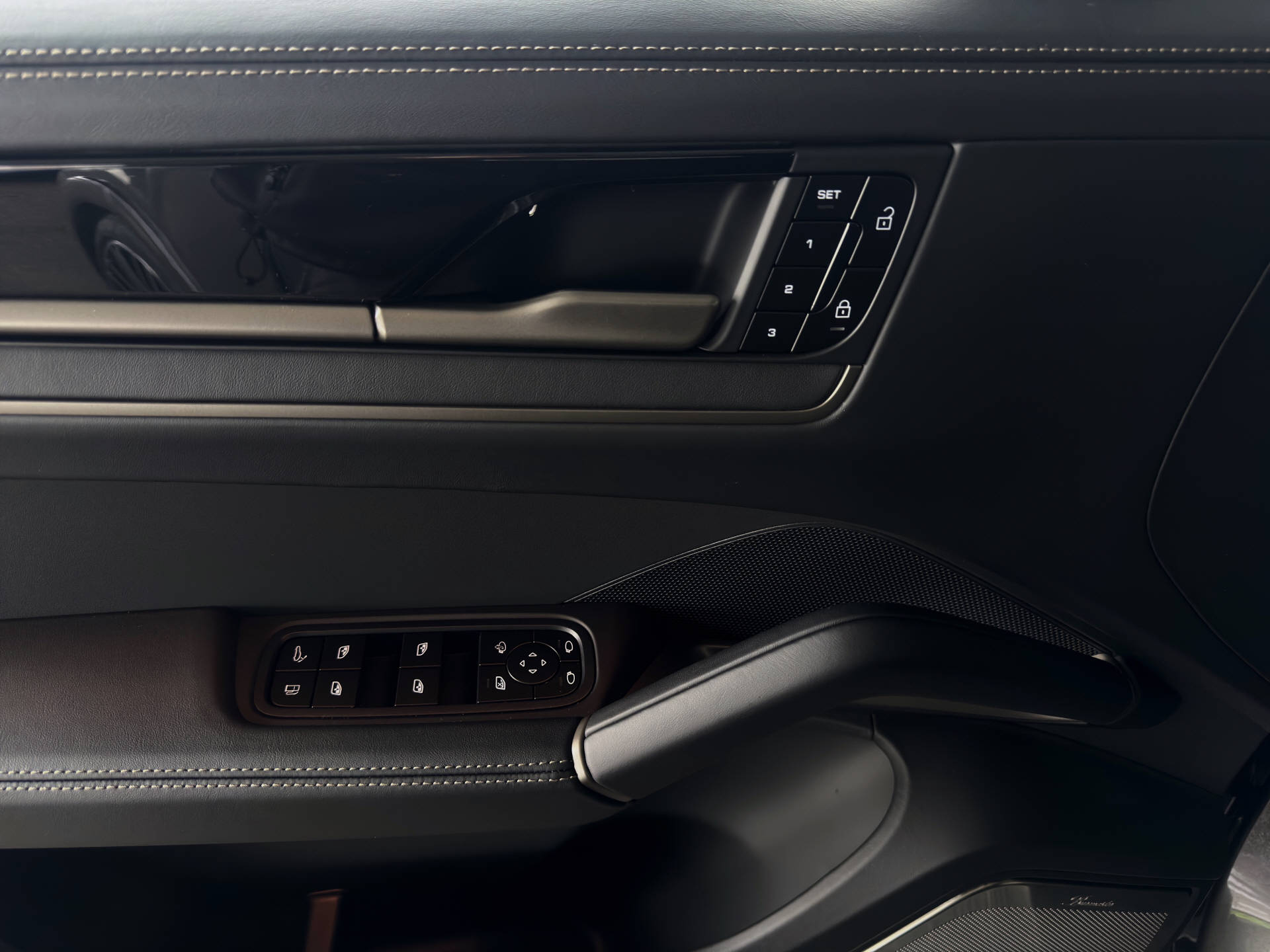PORSCHE Cayenne Turbo E-Hybrid-image-11