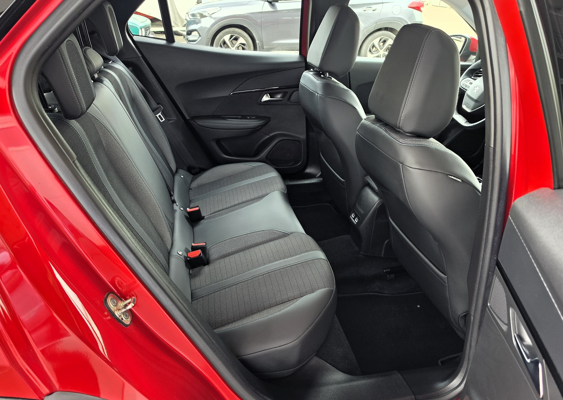 PEUGEOT 2008 1.2 PureTech Allure EAT8-image-11