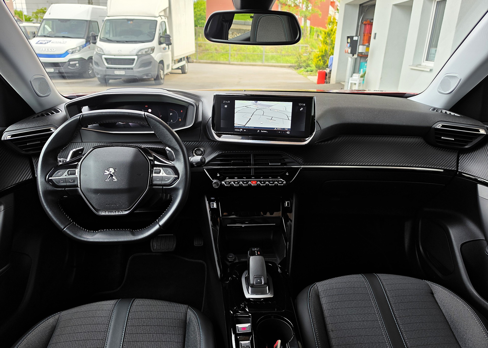 PEUGEOT 2008 1.2 PureTech Allure EAT8-image-4