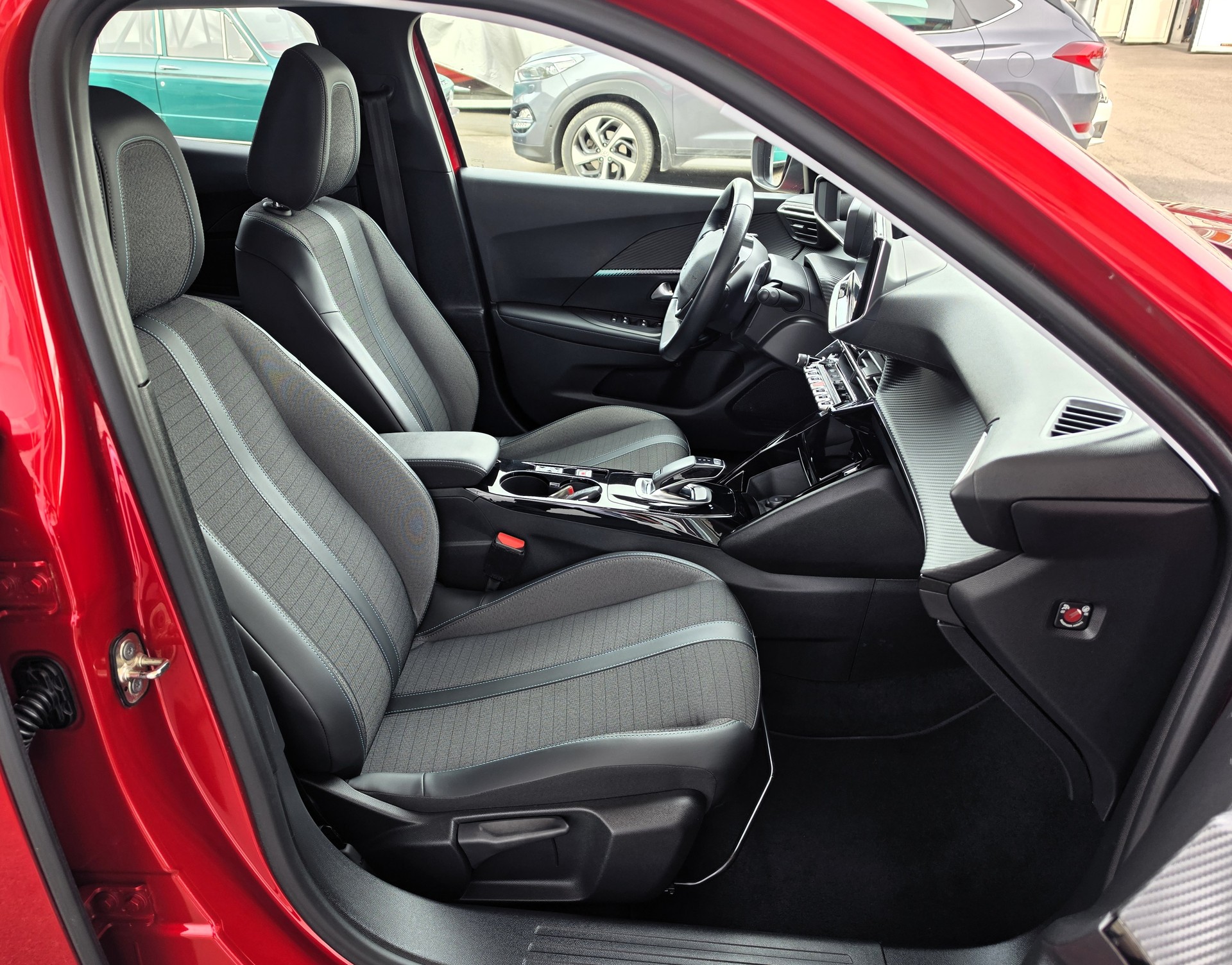 PEUGEOT 2008 1.2 PureTech Allure EAT8-image-5