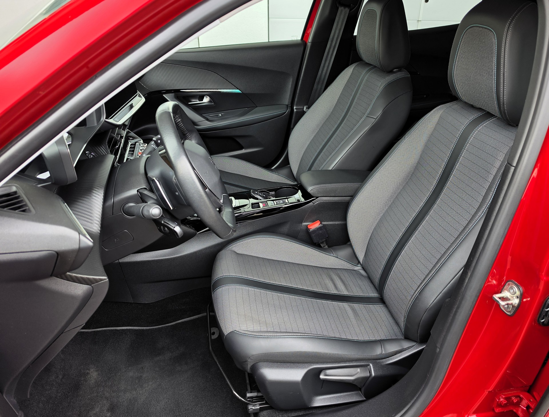 PEUGEOT 2008 1.2 PureTech Allure EAT8-image-9