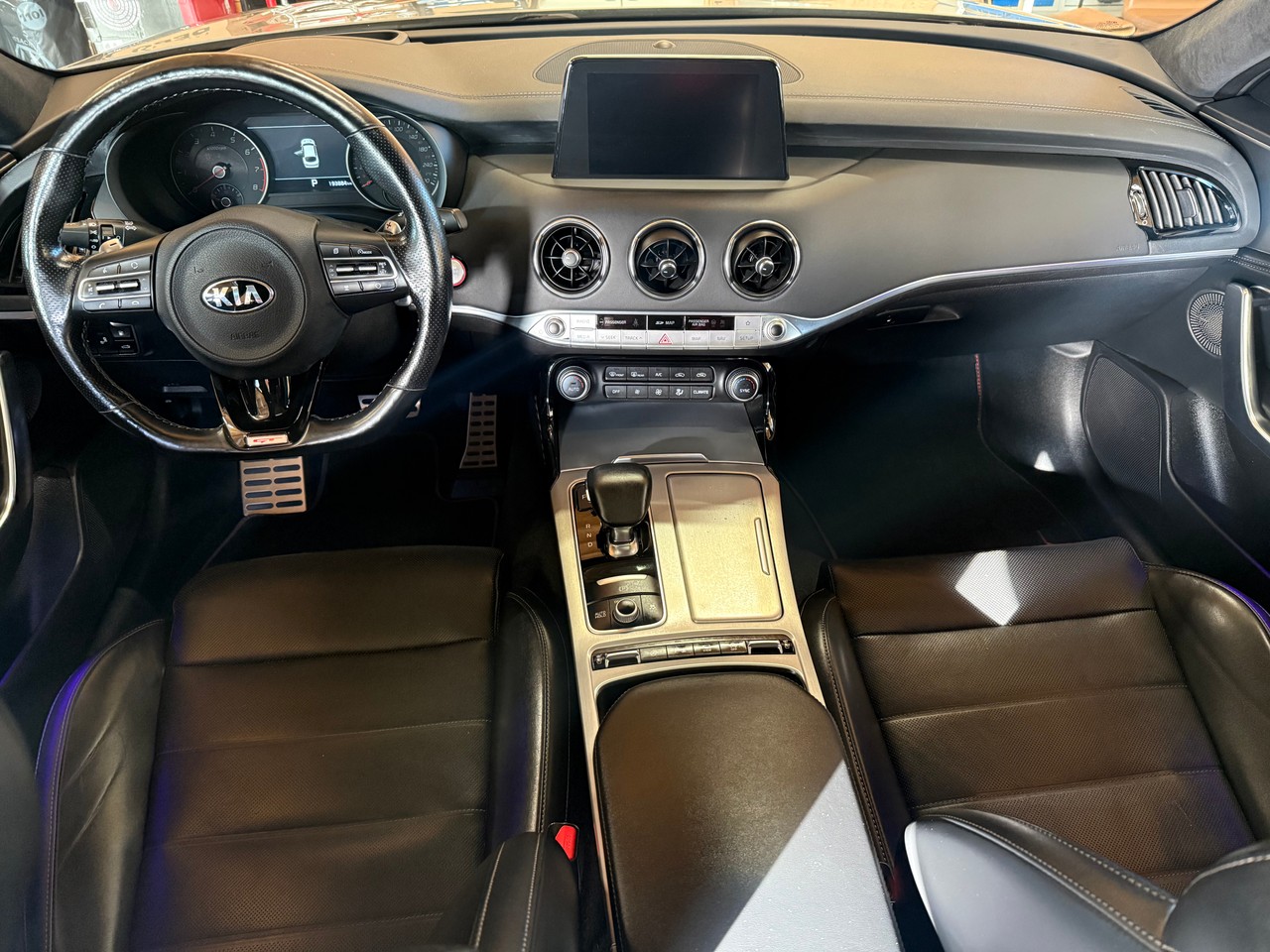 KIA Stinger 3.3 T-GDi GT Automat AWD-image-8