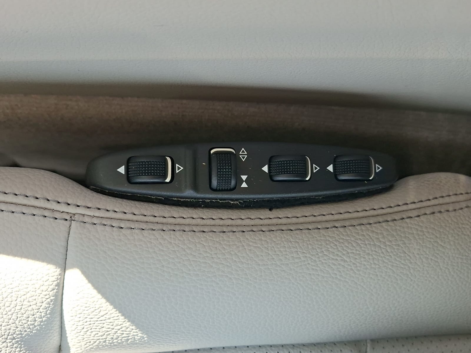 MERCEDES-BENZ E 350 BlueTEC 4Matic 7G-Tronic-image-19