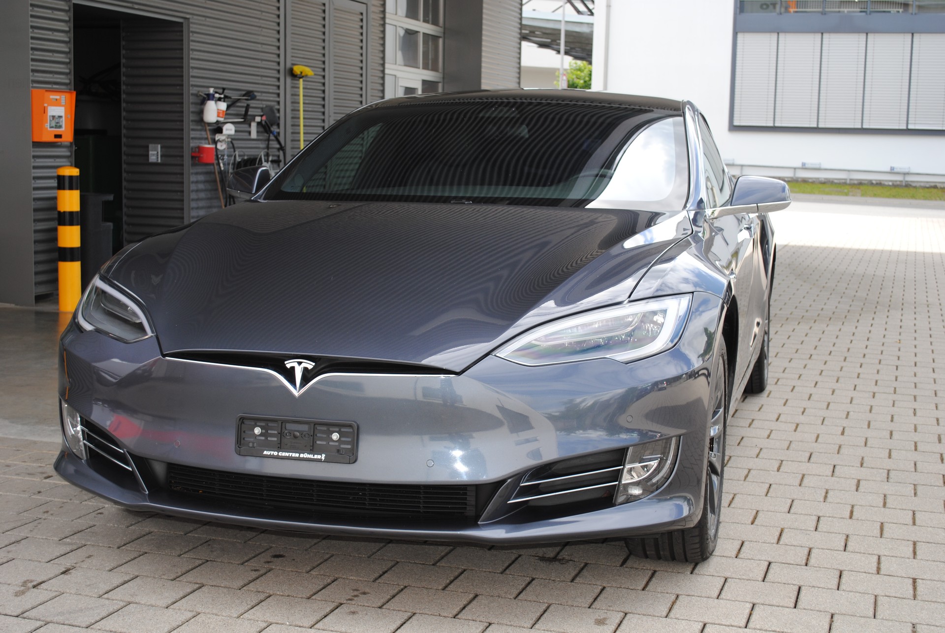 TESLA Model S Maximale-Reichweite-showroom-element-1