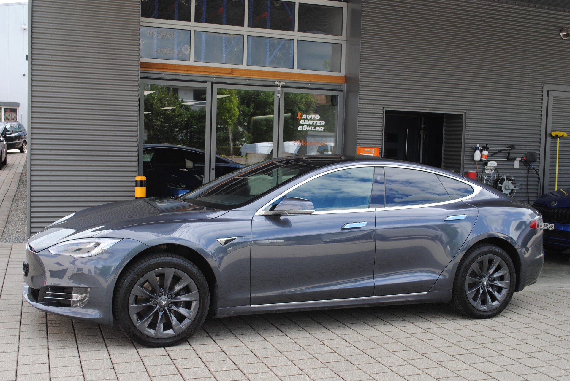 TESLA Model S Maximale-Reichweite-showroom-element-3