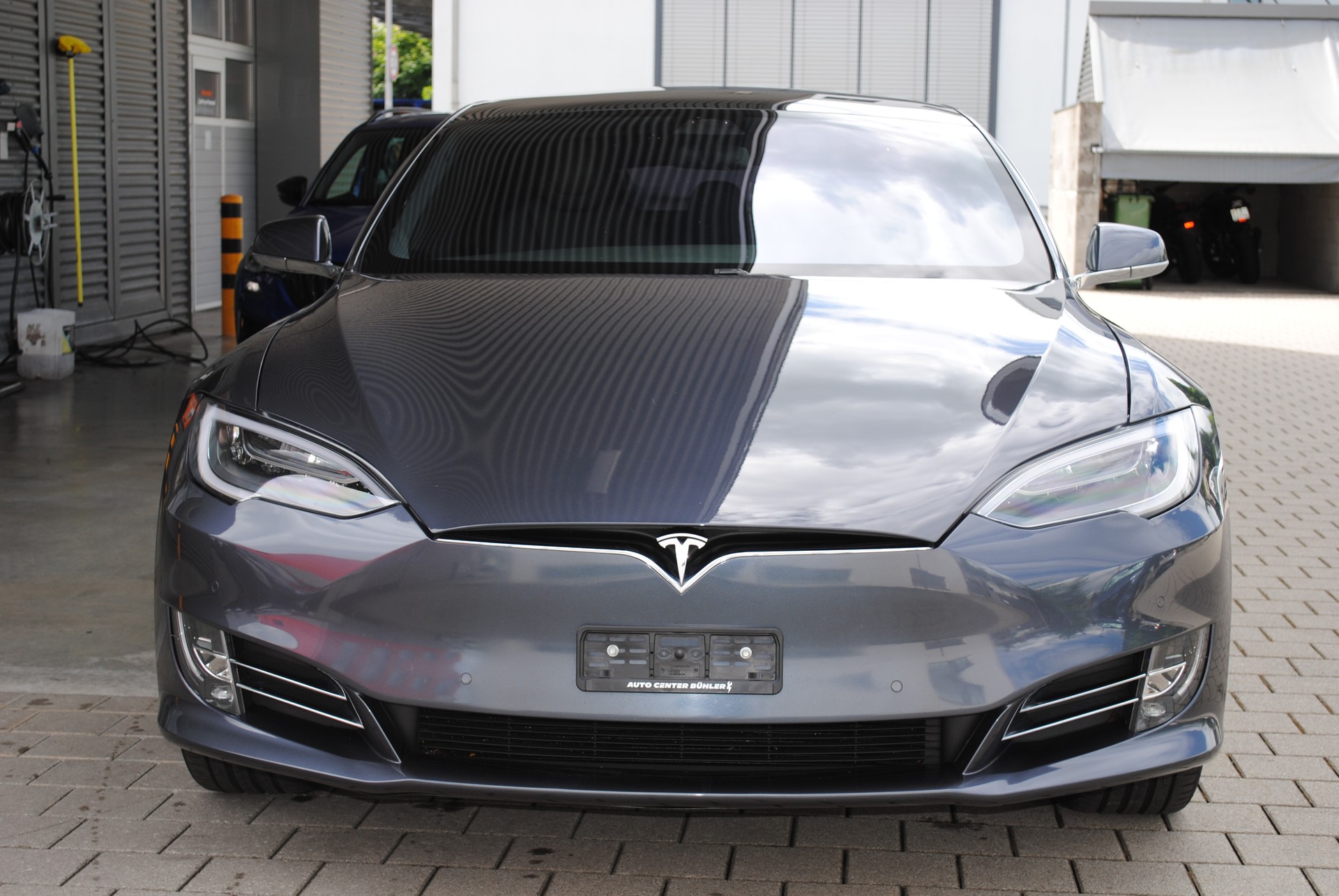 TESLA Model S Maximale-Reichweite-showroom-element-2