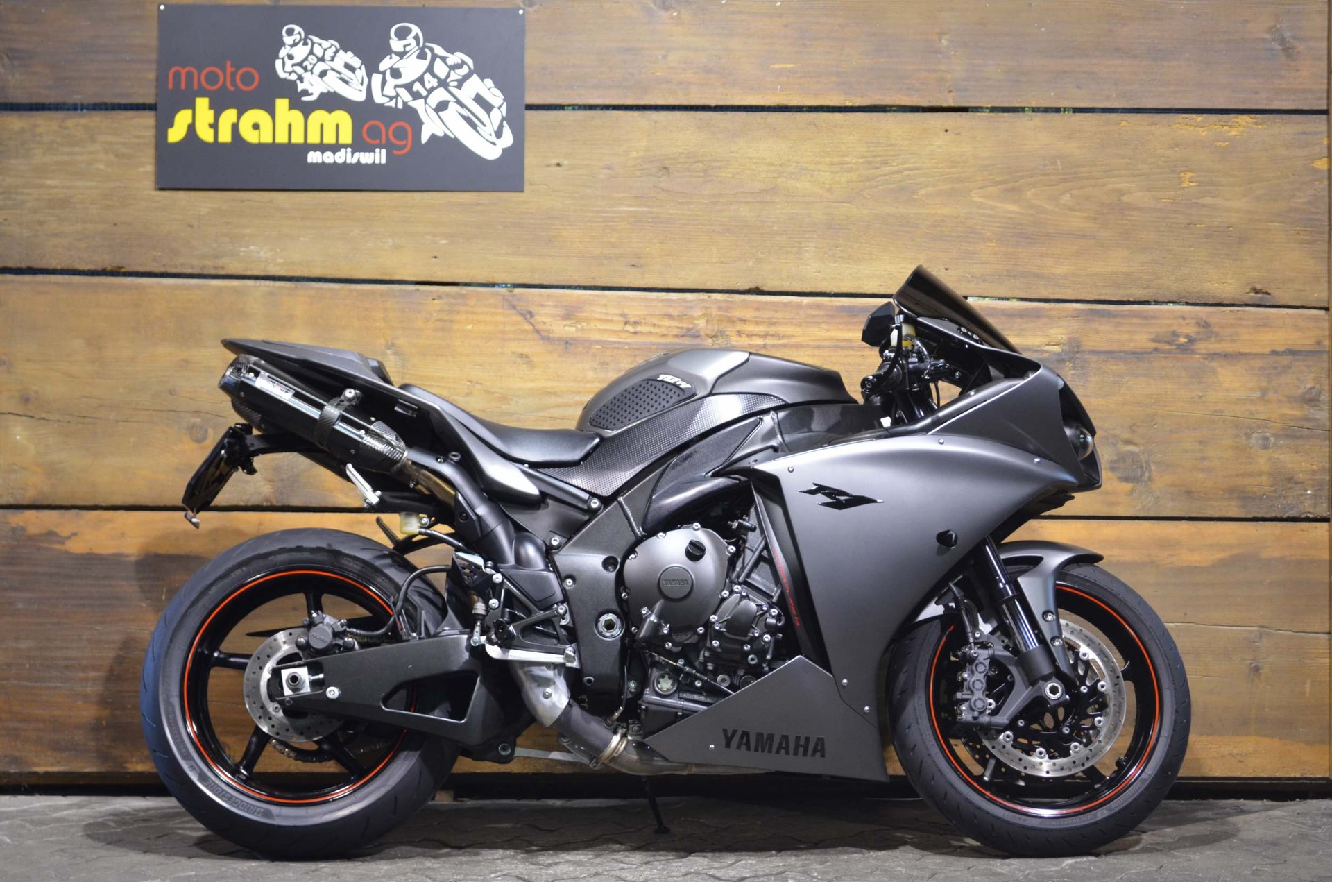 YAMAHA YZF-R1-image-1