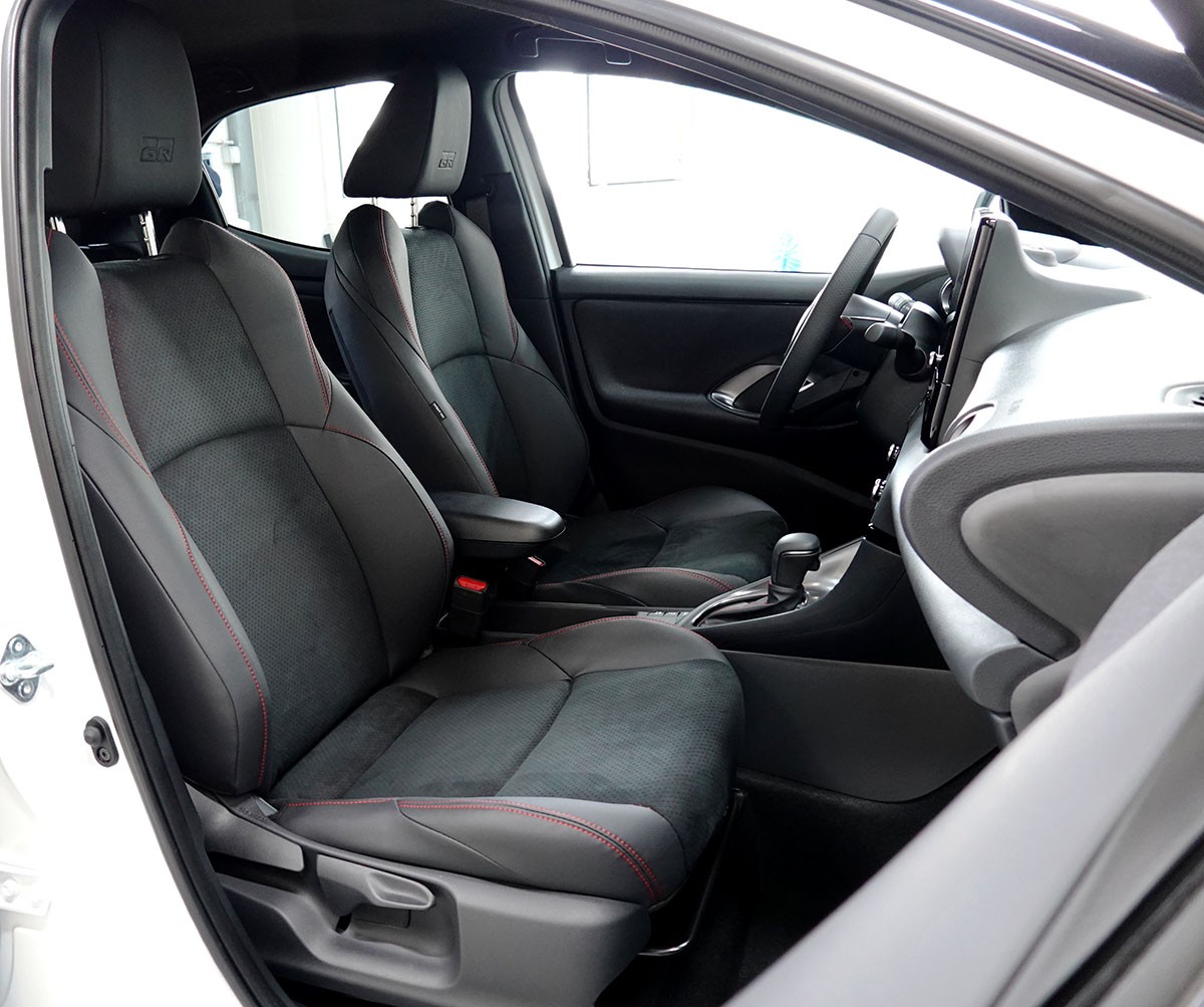 TOYOTA Yaris 1.5 GR Sport e-CVT-showroom-element-3