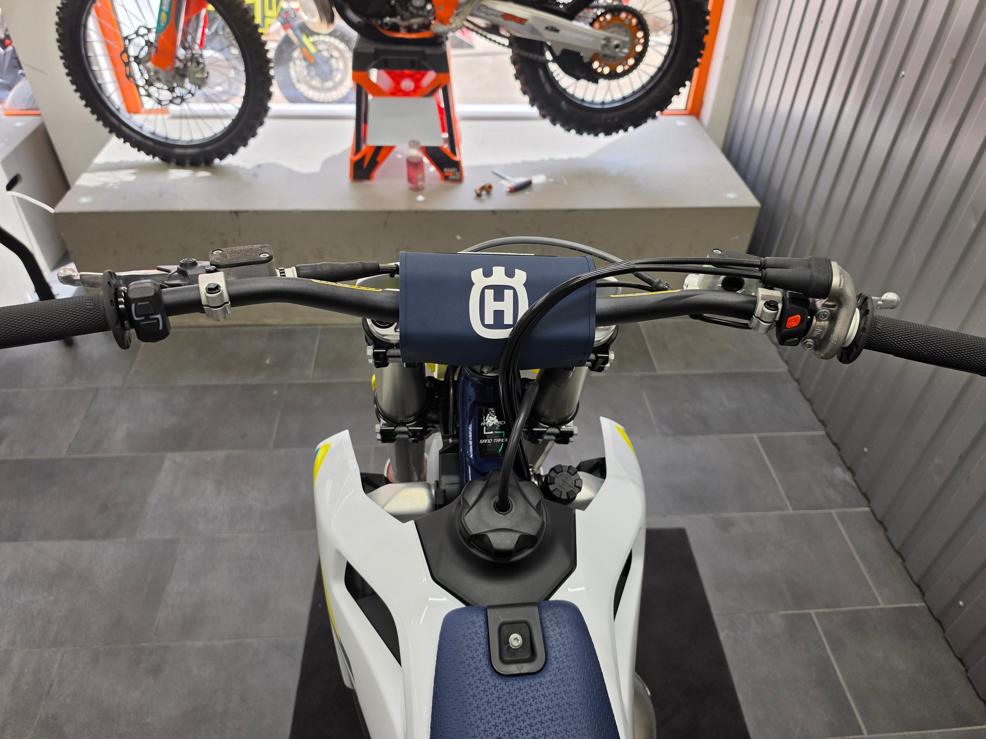 HUSQVARNA TC 125-image-8