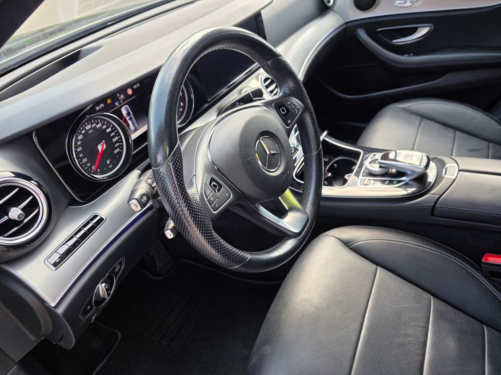 MERCEDES-BENZ E 200 Avantgarde 4 Matic 9G-Tronic-image-10