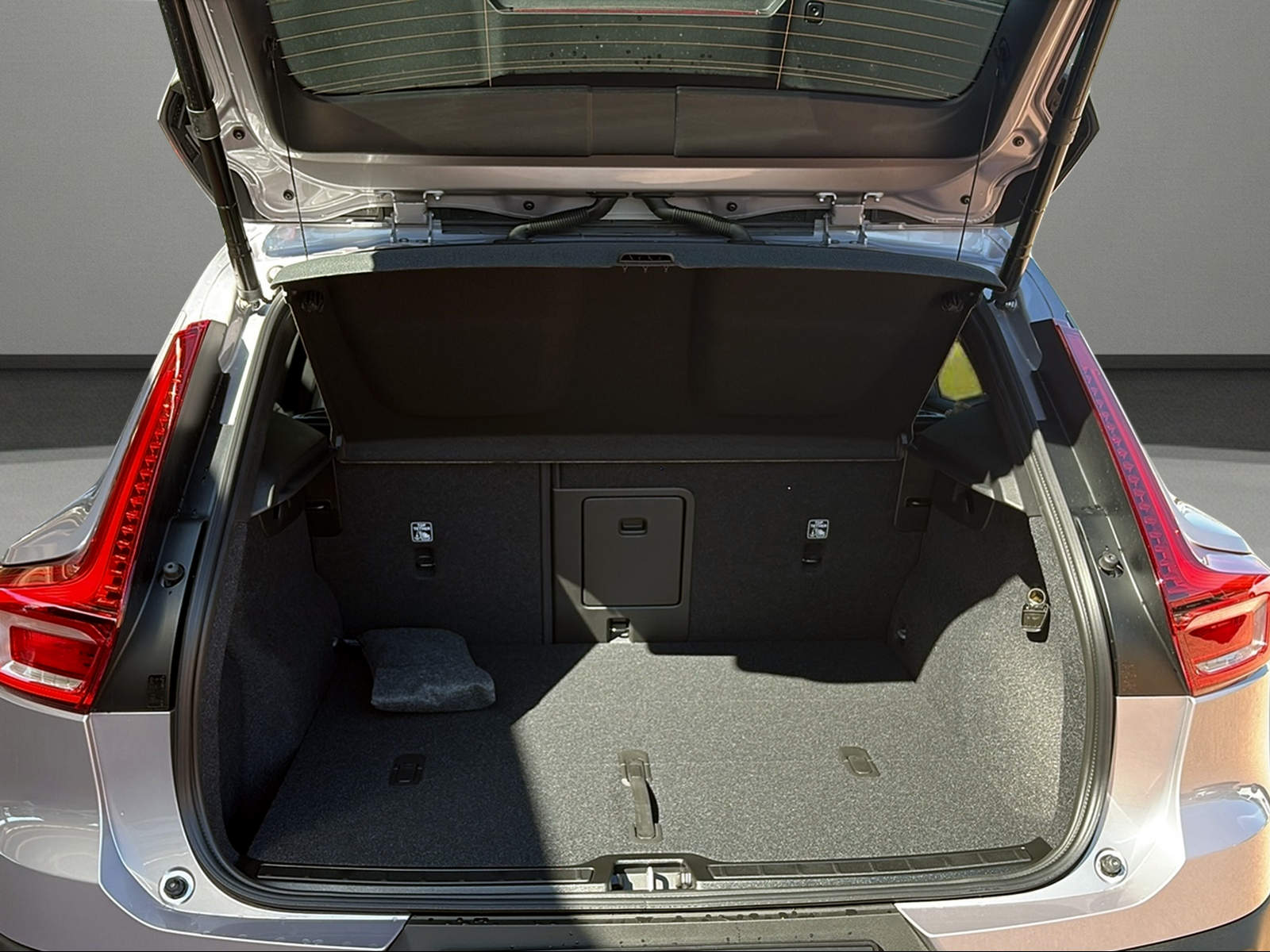 VOLVO XC40 B3 Benzin Mild Hybrid Plus Dark DCT-image-8