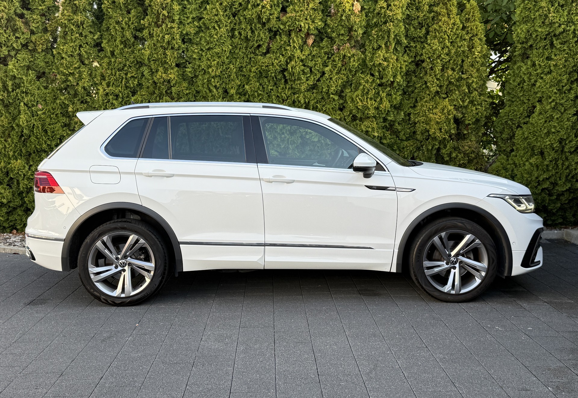 VW Tiguan 2.0 TDI SCR R-Line 4Motion DSG mit AHK / Neues Modell-image-9