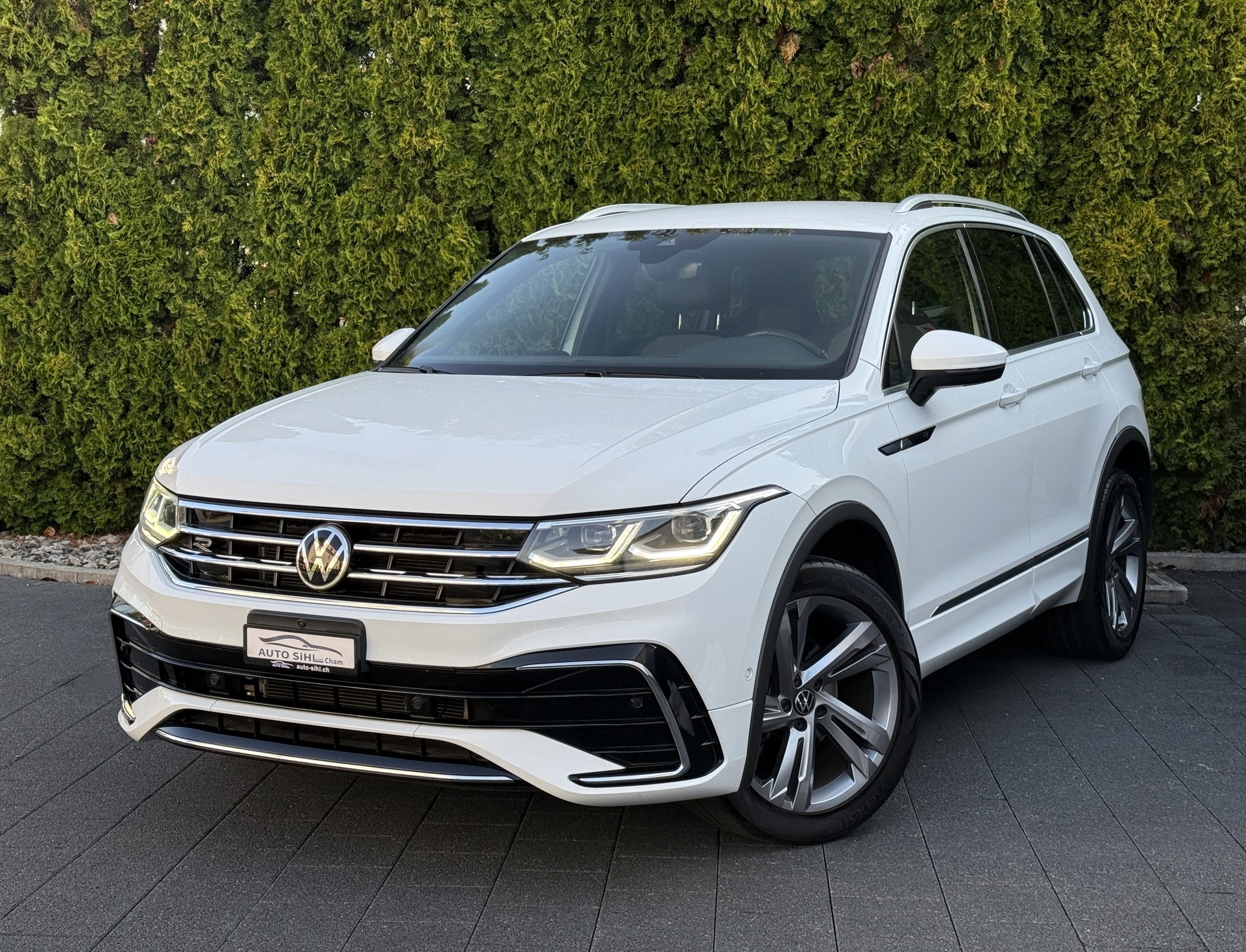 VW Tiguan 2.0 TDI SCR R-Line 4Motion DSG mit AHK / Neues Modell-showroom-element-2