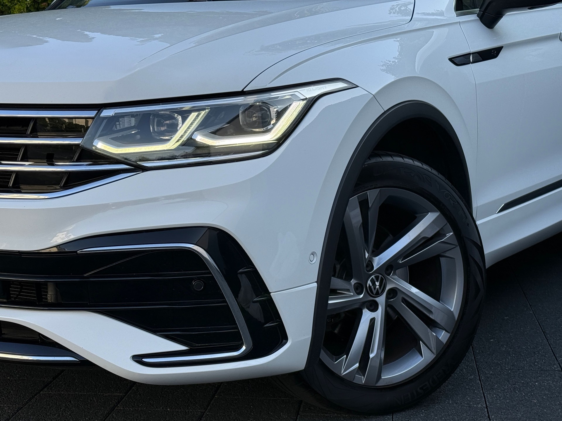 VW Tiguan 2.0 TDI SCR R-Line 4Motion DSG mit AHK / Neues Modell-showroom-element-3