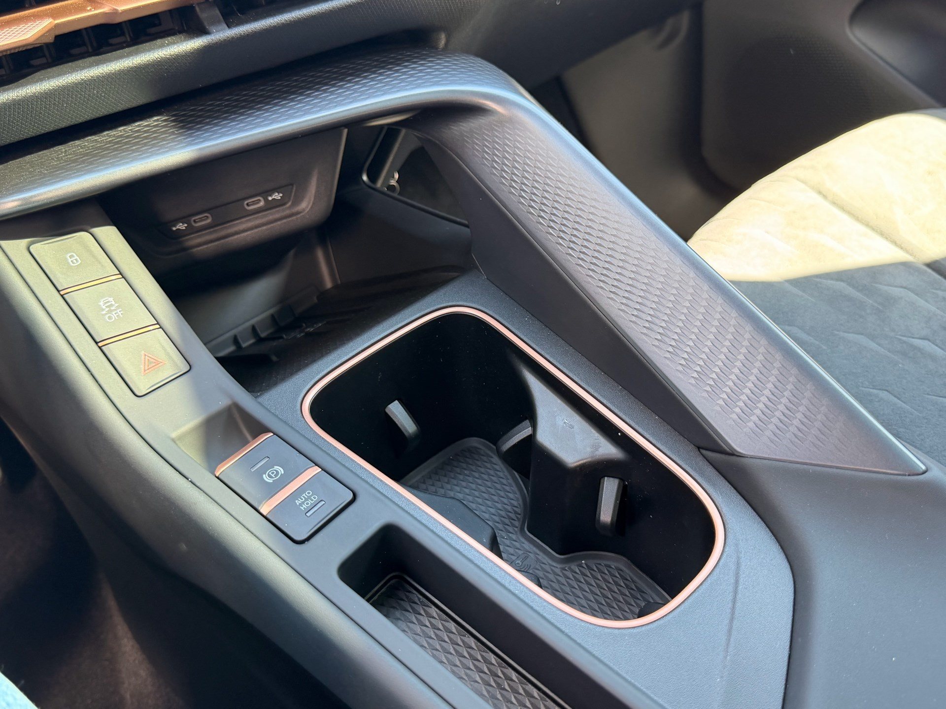 CUPRA Terramar 1.5 e-Hybrid 204 PS *** ANHÄNGERKUPPLUNG & PANORAMADACH ***-image-26