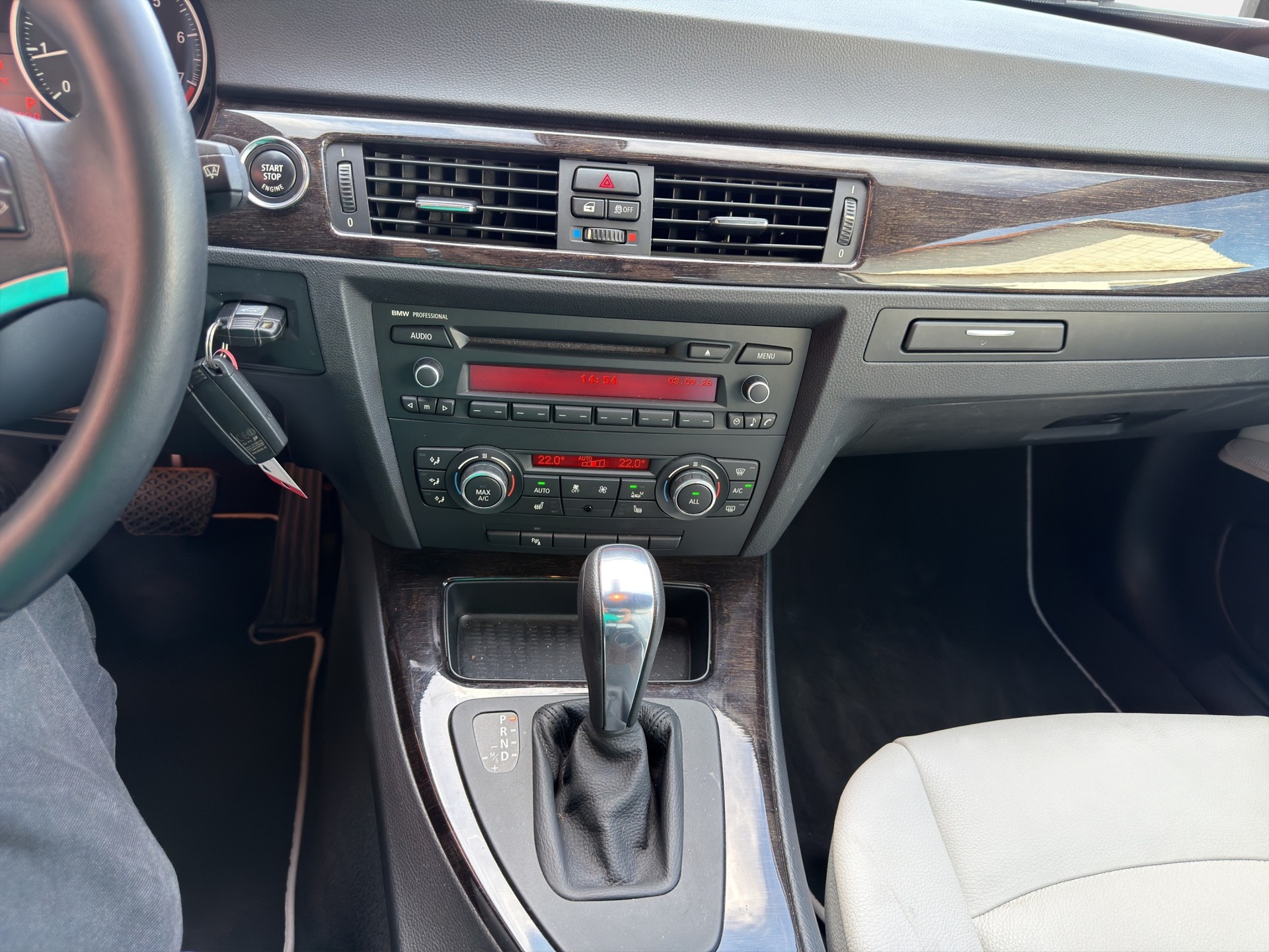 BMW 320i Cabriolet Steptronic-image-11