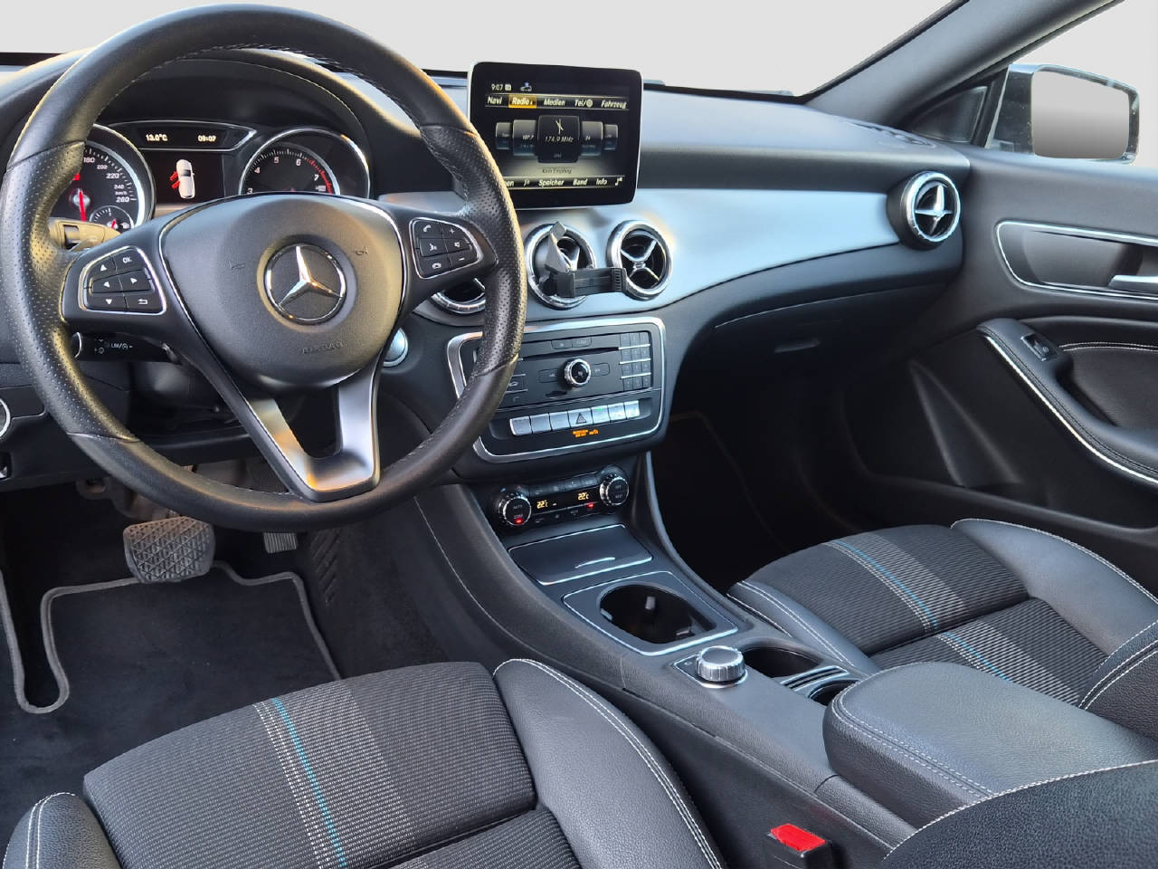 MERCEDES-BENZ CLA 200 Urban Shooting Brake-image-10