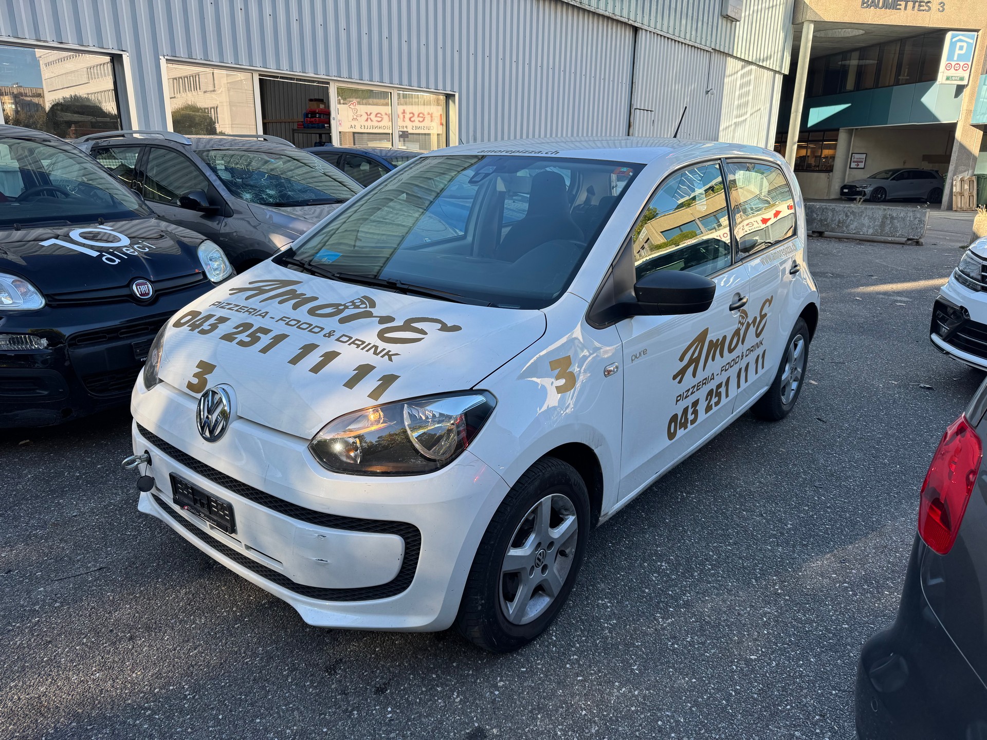 VW Up 1.0 white up Art on Ice-showroom-element-3