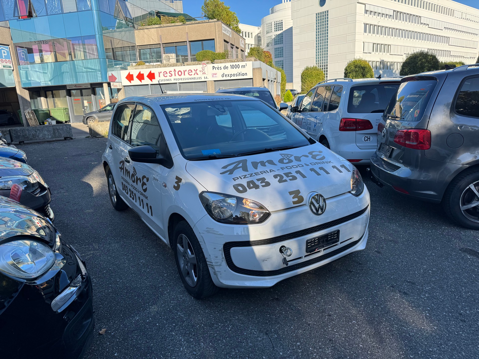 VW Up 1.0 white up Art on Ice-showroom-element-1