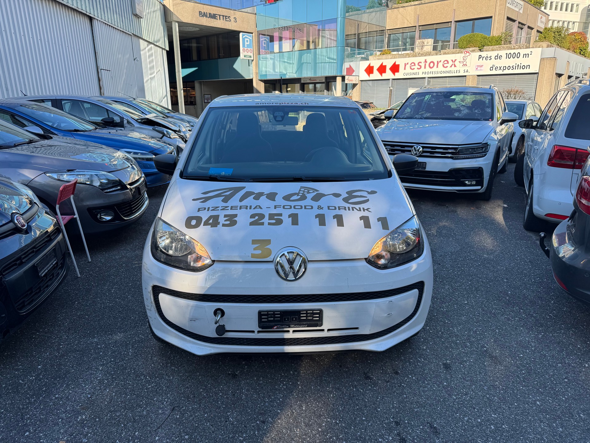 VW Up 1.0 white up Art on Ice-showroom-element-2