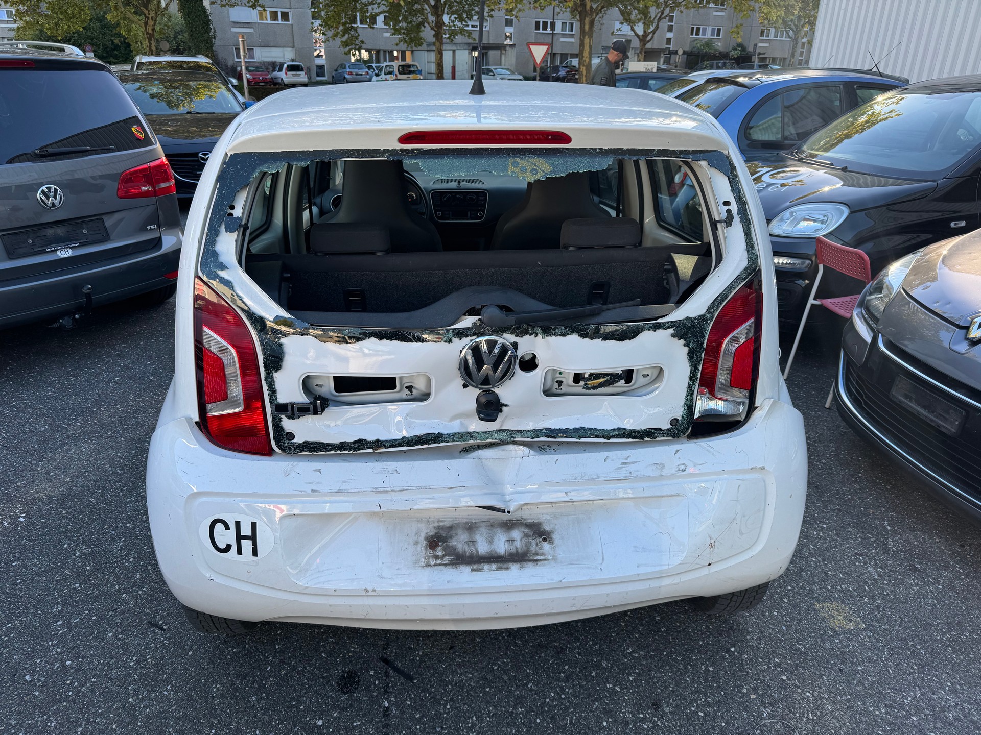 VW Up 1.0 white up Art on Ice-image-5