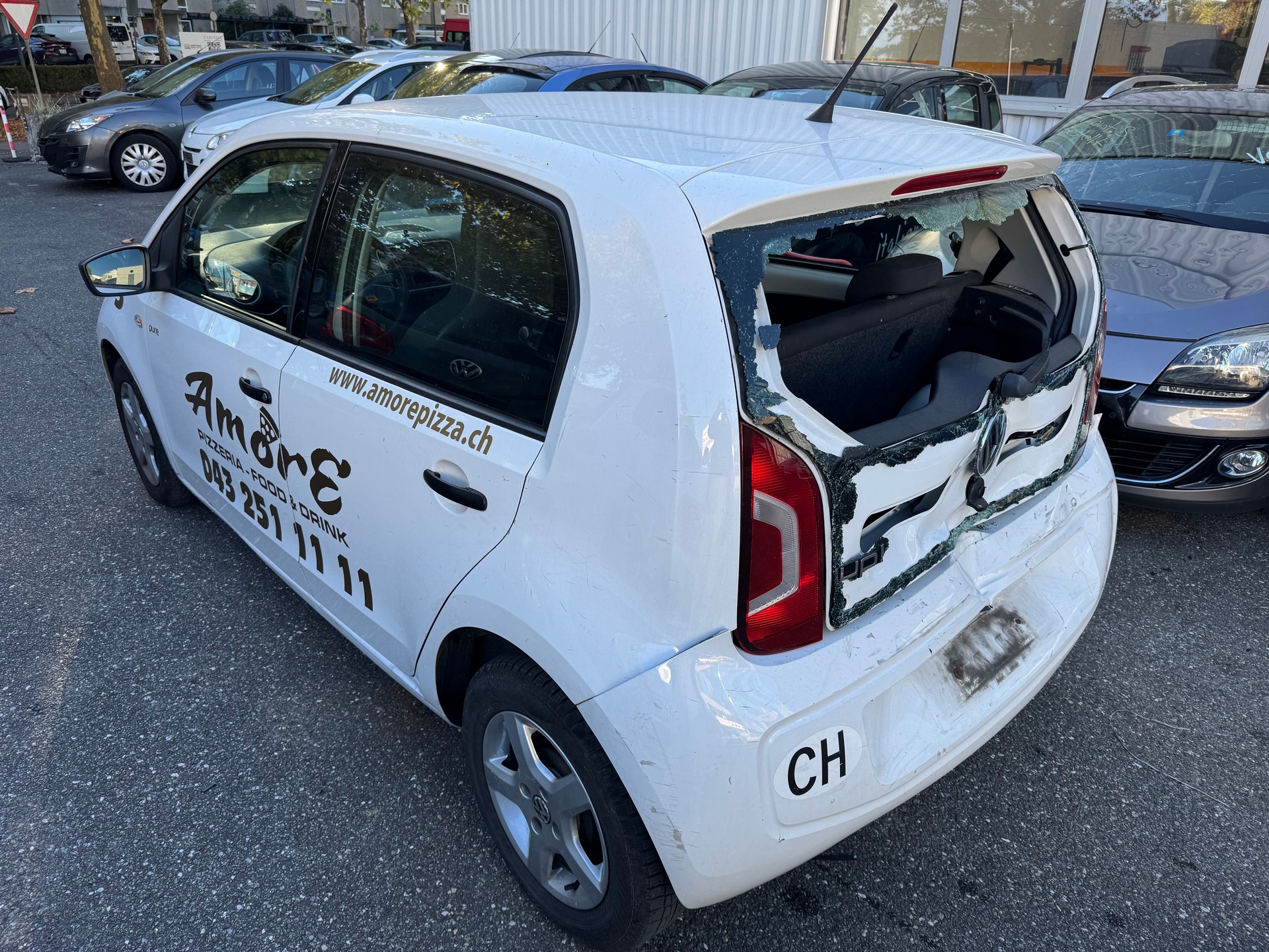 VW Up 1.0 white up Art on Ice-image-7