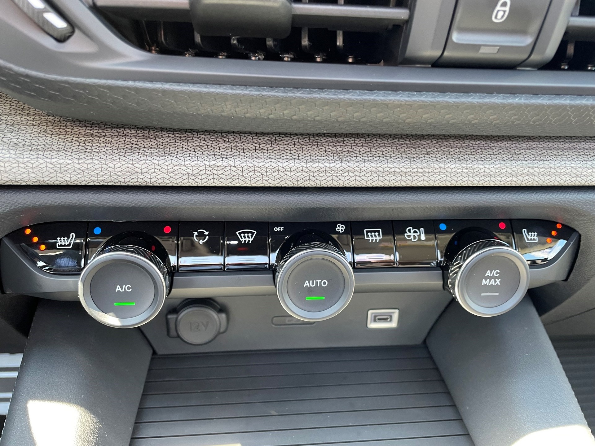 CITROEN C5 X 1.6i PureTech Shine EAT8-image-18