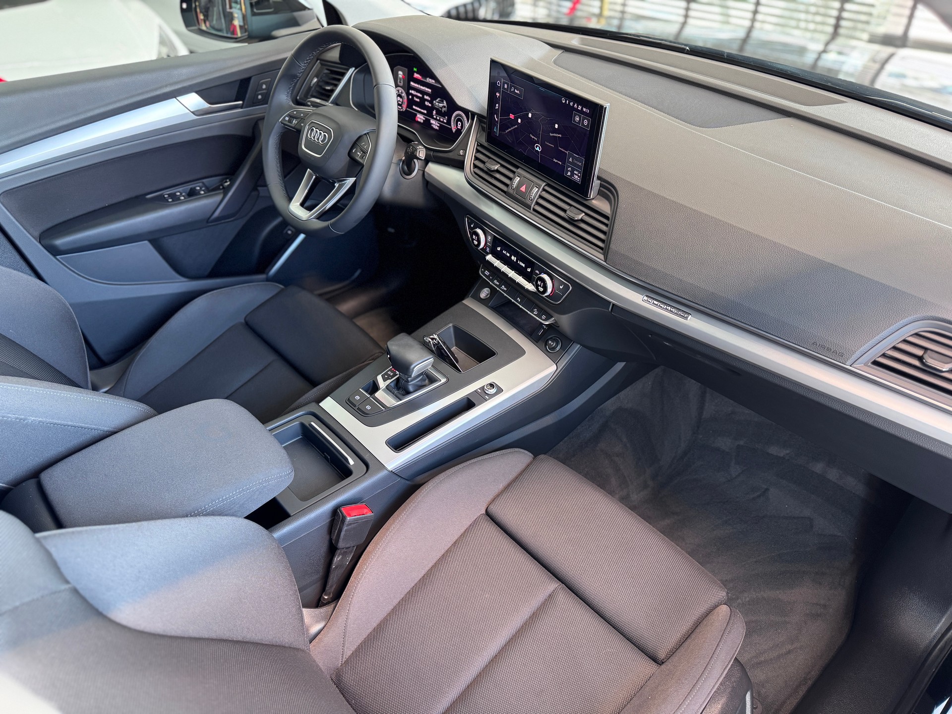 AUDI Q5 40 TDI quattro S-tronic-image-15
